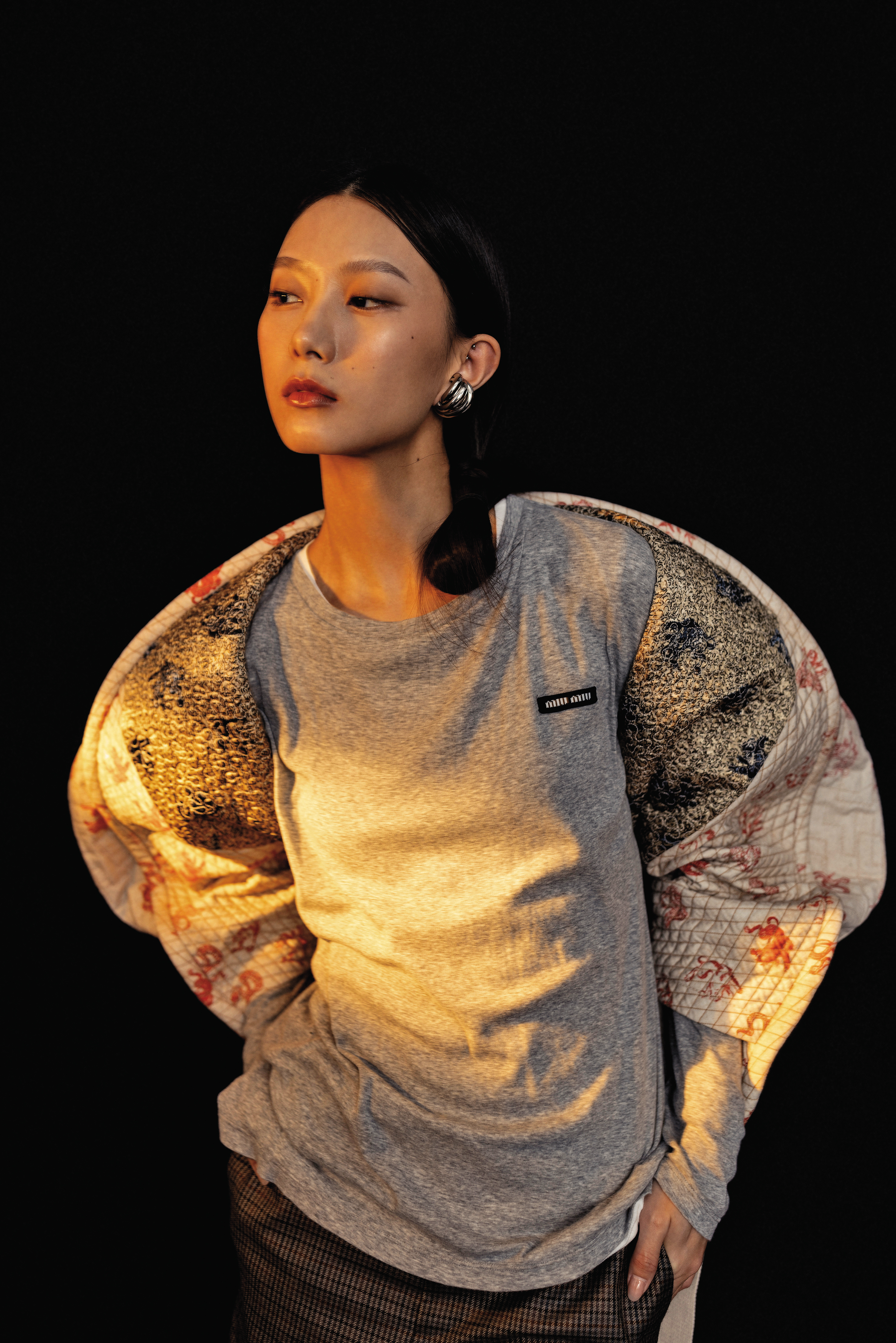 刺繡外套 價格店洽by LOUIS VUITTON，灰白上衣 價格店洽by MIU MIU，格子羊毛TOMMY長褲 NT$40,500  by CELINE BY HEDI SLIMANE，造型耳環 NT$34,400 by BALENCIAGA。