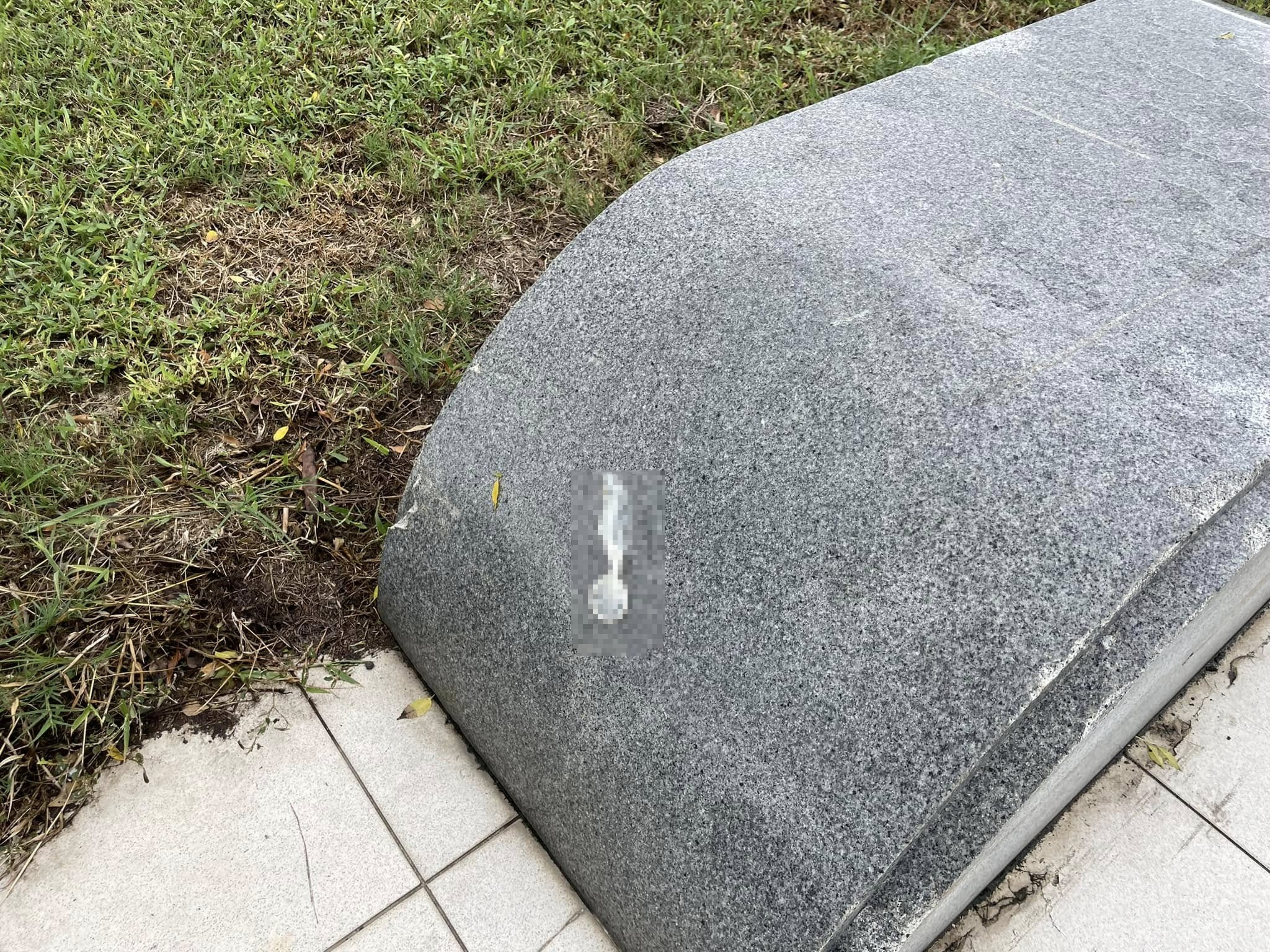 市議員曾資程表示，自己昨天慢跑時經過頭前溪左岸河濱公園，發現保險套還留在石椅上沒有人清理。（翻攝自曾資程臉書）