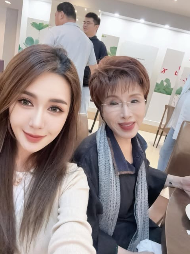 黎子渝是國民黨資深黨代表,還被洪秀柱認做乾女兒。(翻攝自Instagram @akina_li)
