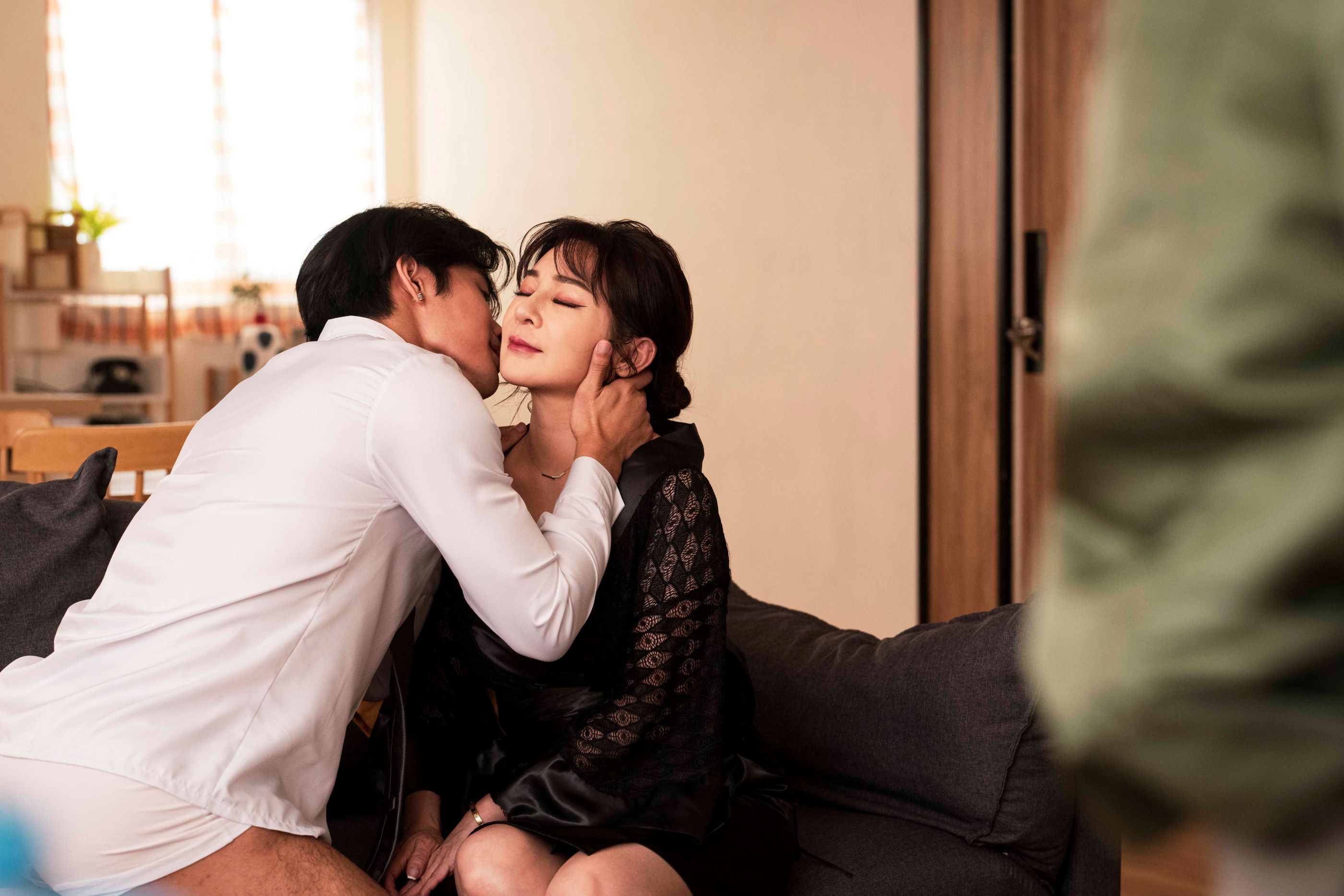 公視人生劇展《拍射吧廷方》「台灣濱崎步」王彩樺放手一搏大解放！與小鮮肉拍AV喊「有點害羞」。（公視提供）