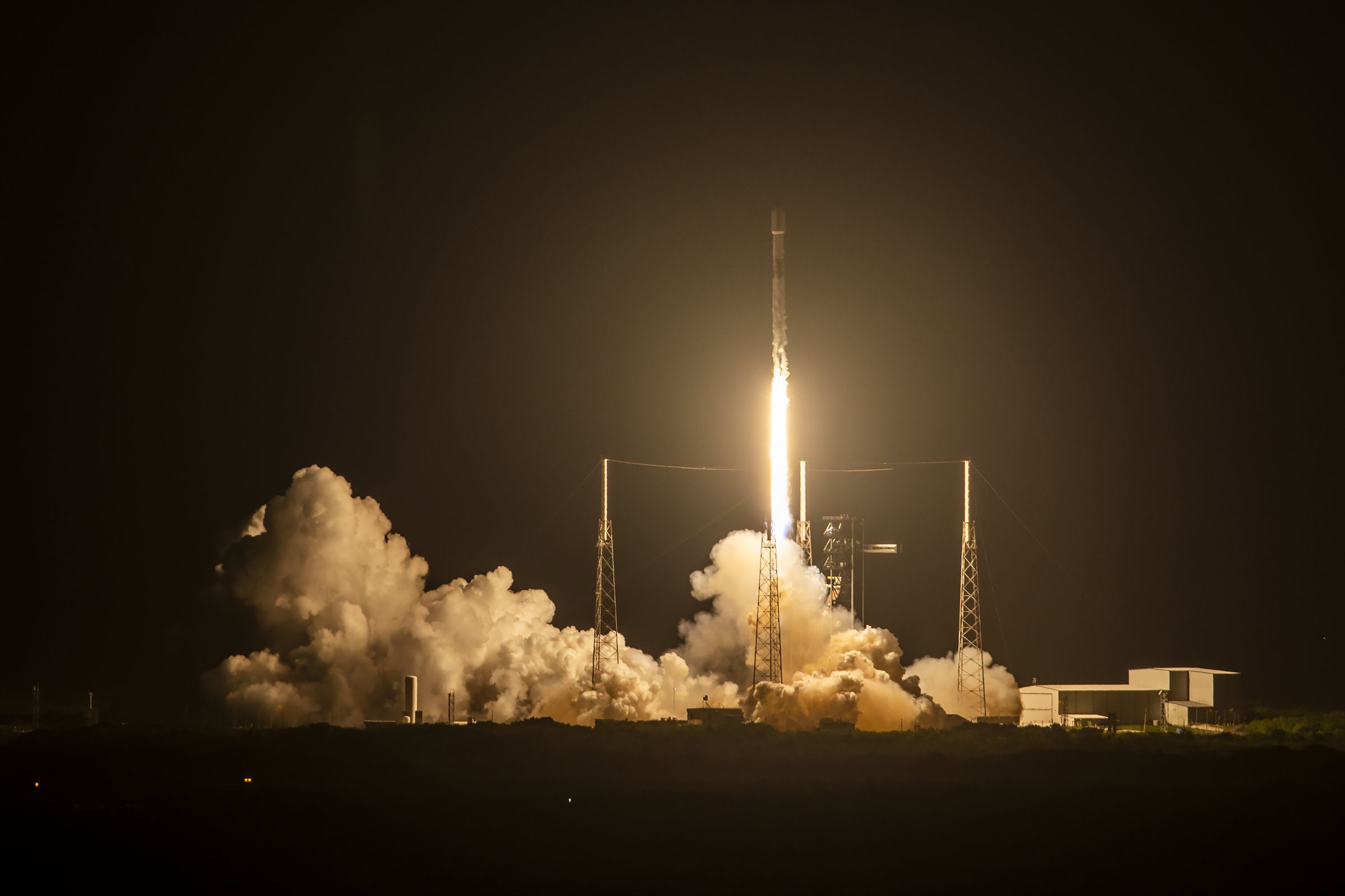 在一次Starlink衛星發射任務中，雖然主要任務成功，但Falcon 9火箭的第一級推進器在降落過程中未能穩定著陸，並在海上平台上爆炸。（翻攝X@SpaceX）