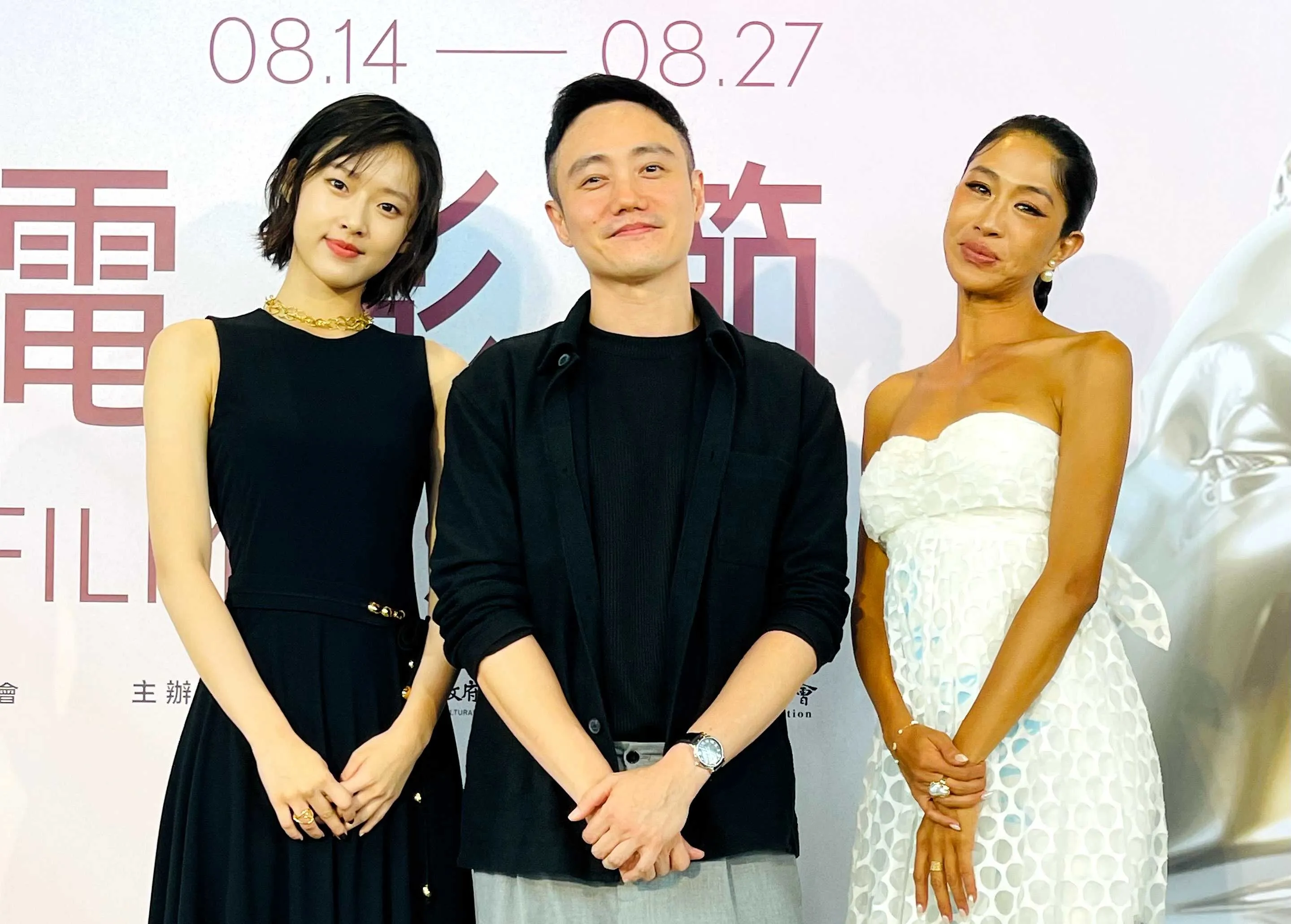 第13屆桃園電影節14日揭幕，宣傳大使何曼希（左起）、新加坡名導巫俊鋒及紀錄片《太平洋母親》女主角福本幸子與會。（桃園電影節提供）