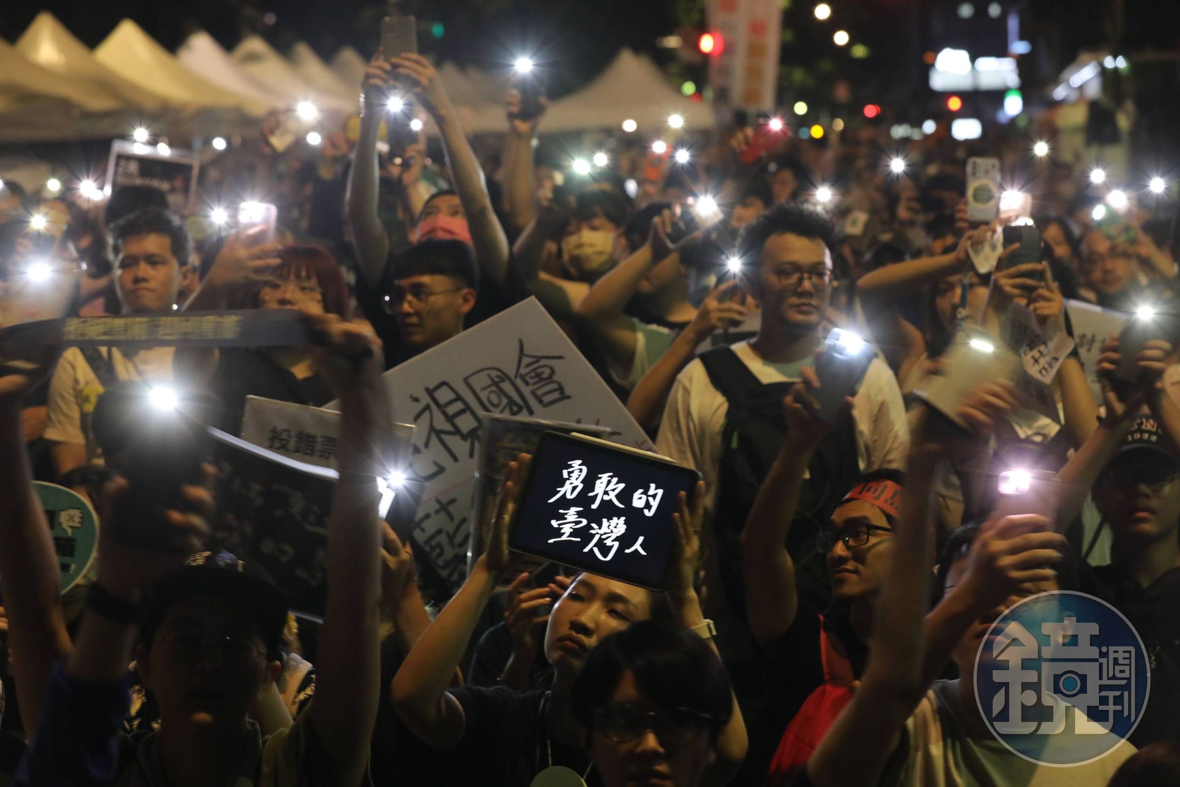 晚間場外民眾開啟手電筒持續反擴權。