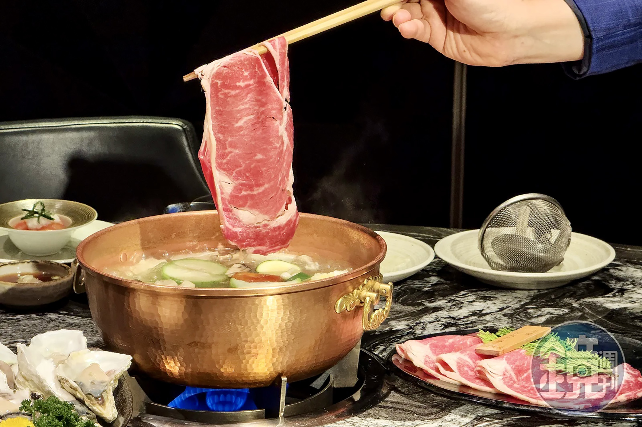 但馬家嚴選自世界各地的頂級肉品，餐廳命名「但馬家」，正是致敬兵庫縣但馬牛種，也是所有日本知名和牛的起源，圖為A5和牛肋眼，也是許多饕客最喜歡的肉品之一。