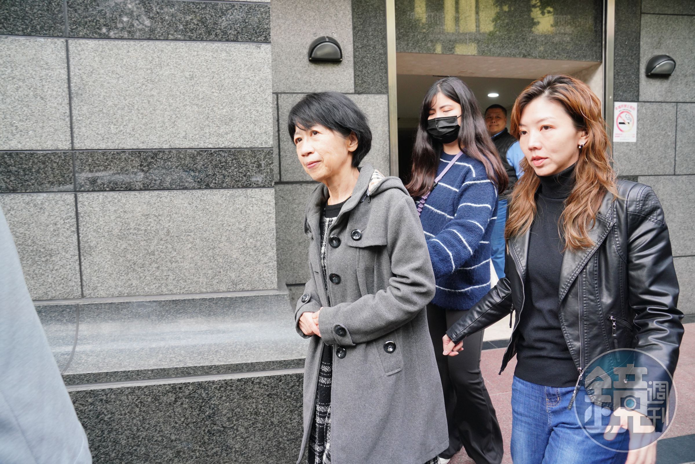 柯文哲的妻子陳佩琪(左1)解除定存後帶至台銀點鈔辦保。