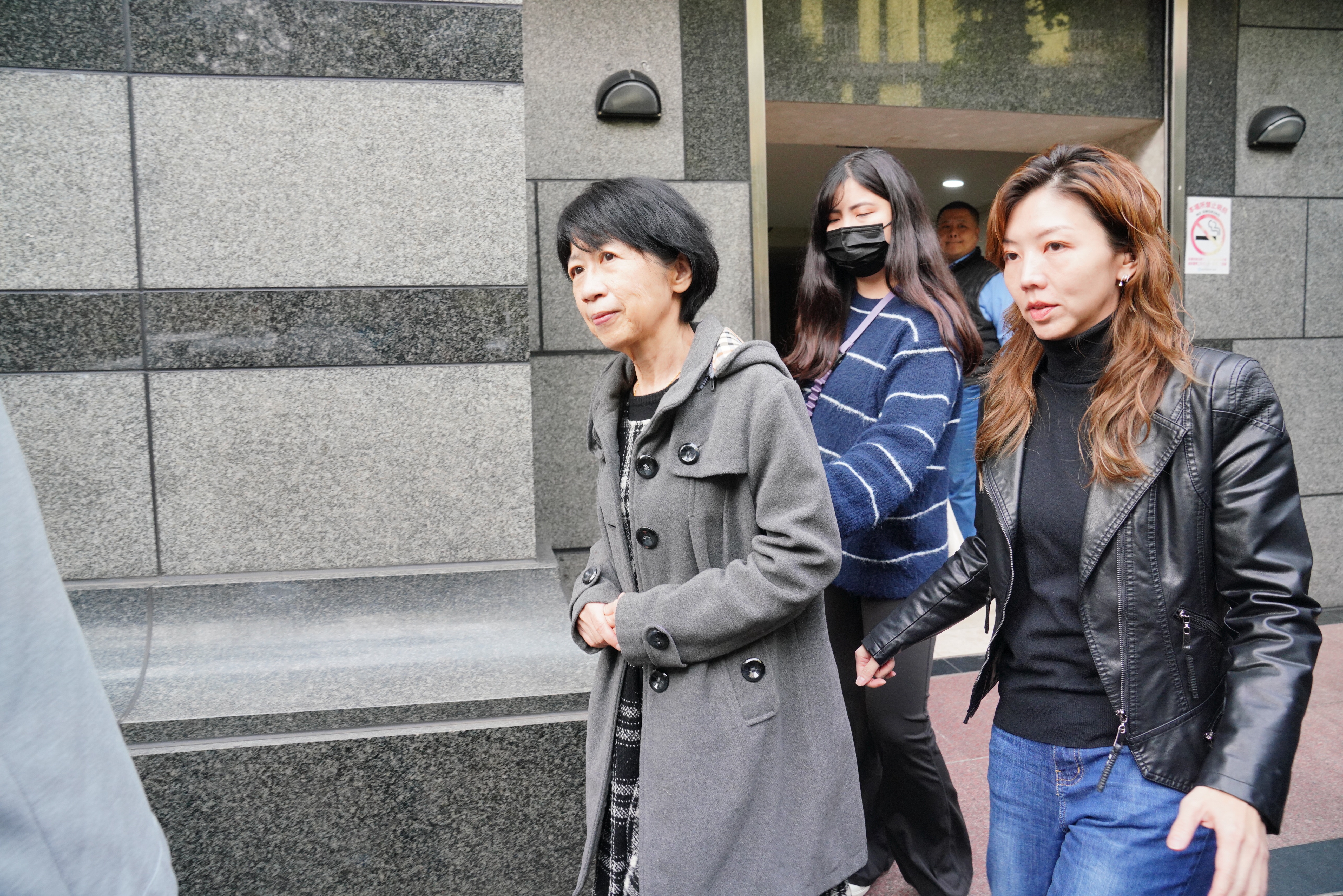 柯文哲的妻子陳佩琪（左1）解除定存後帶至台銀點鈔辦保。