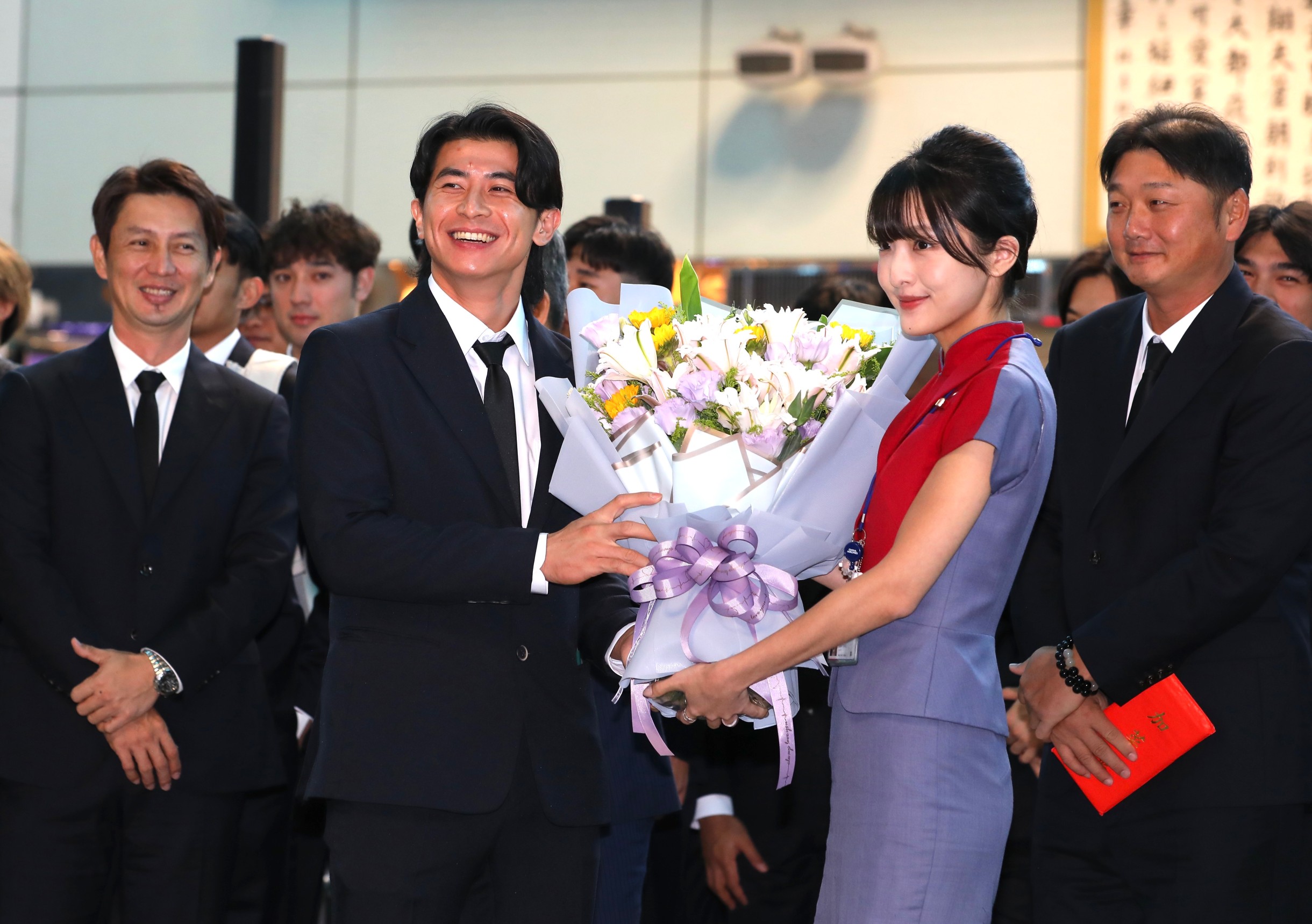 華航正妹地勤記者會上獻花給台灣隊長陳傑憲，合照時陳傑憲笑得十分開心。