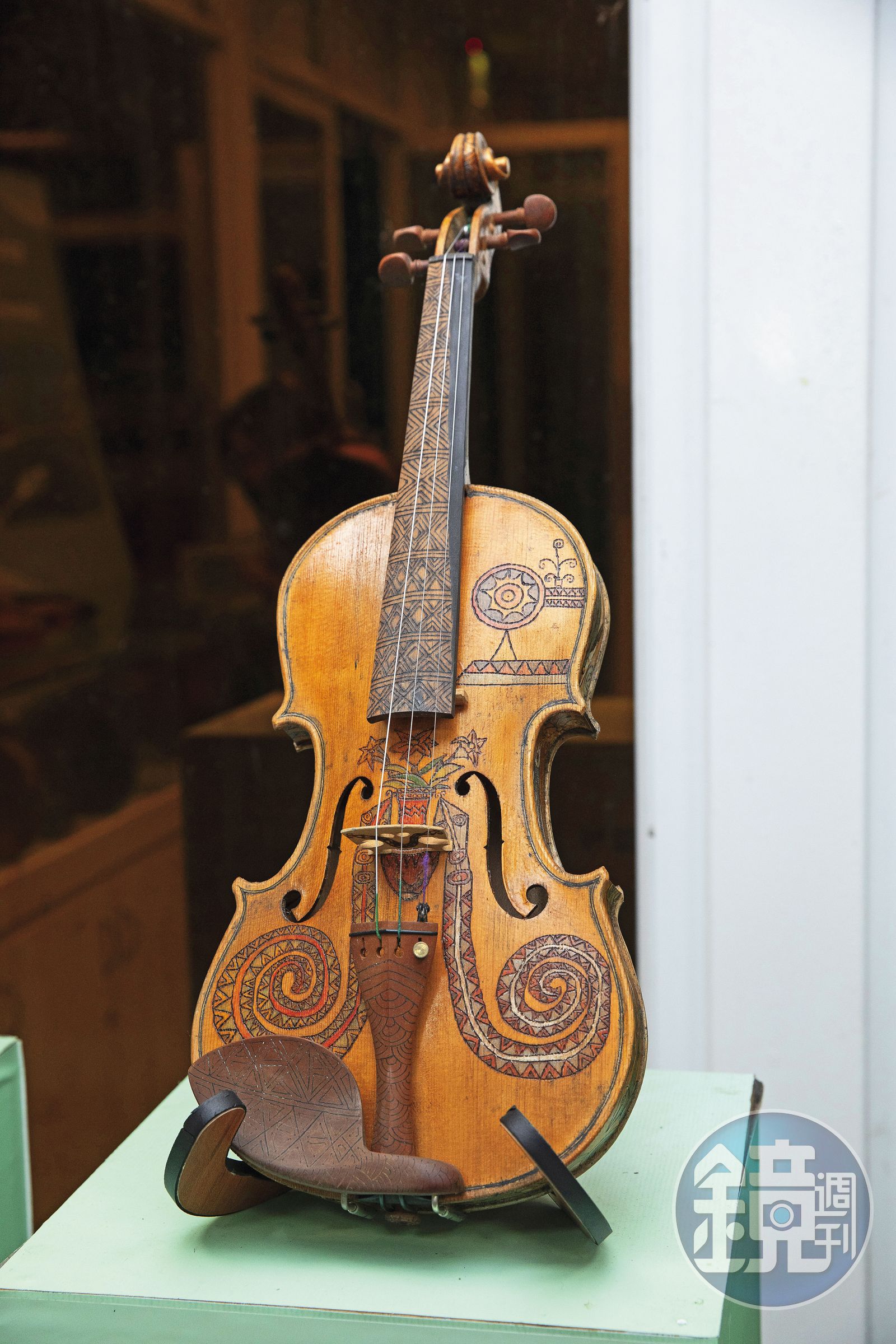 基督教會長老陳瑞雲製作的提琴,刻有他挖筍時常遇到的百步蛇。
