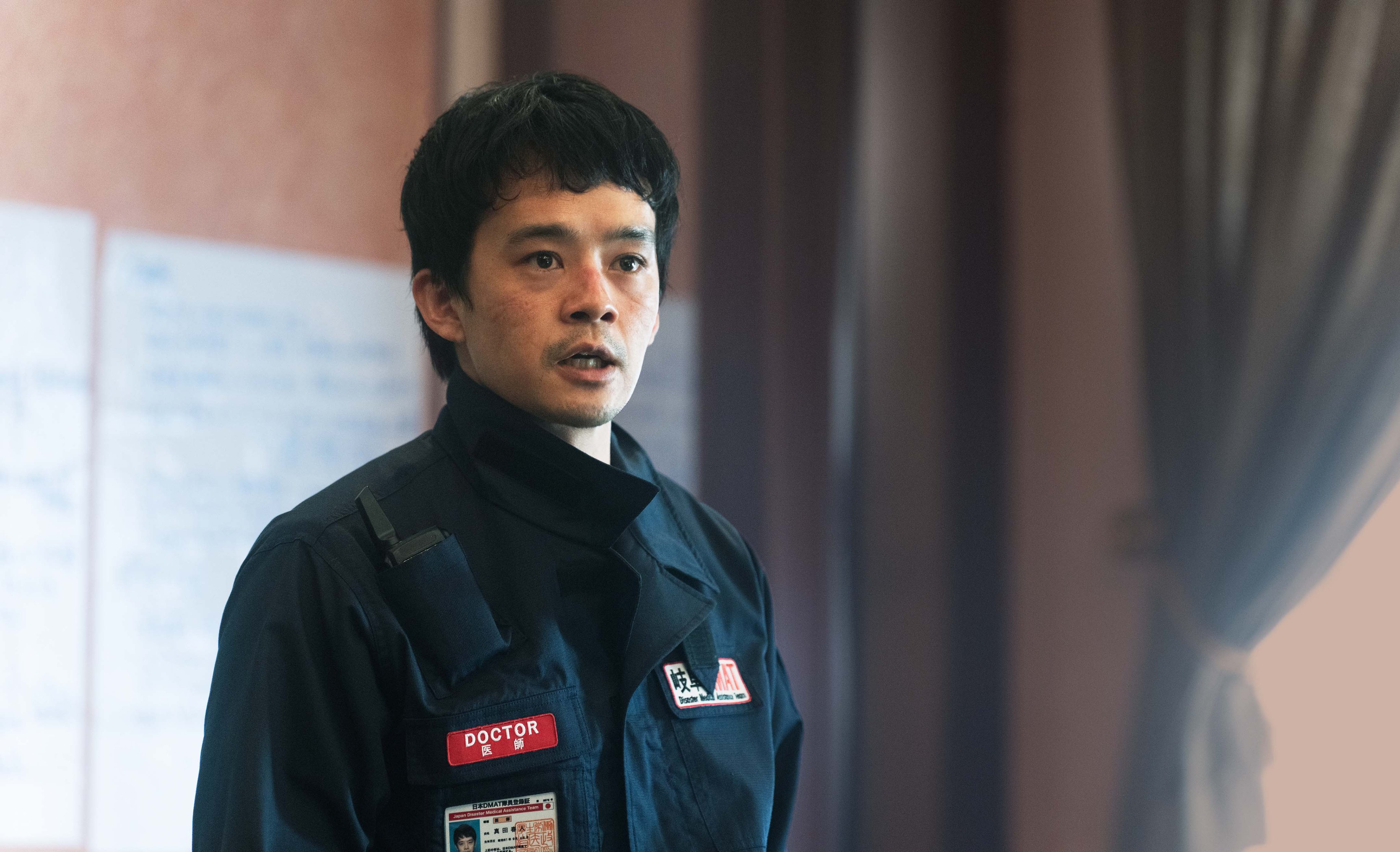 日星池松壯亮在電影《戰疫前線》臉上的口罩壓痕是真實待口罩壓出來的。（翻攝《戰疫前線》官方X）