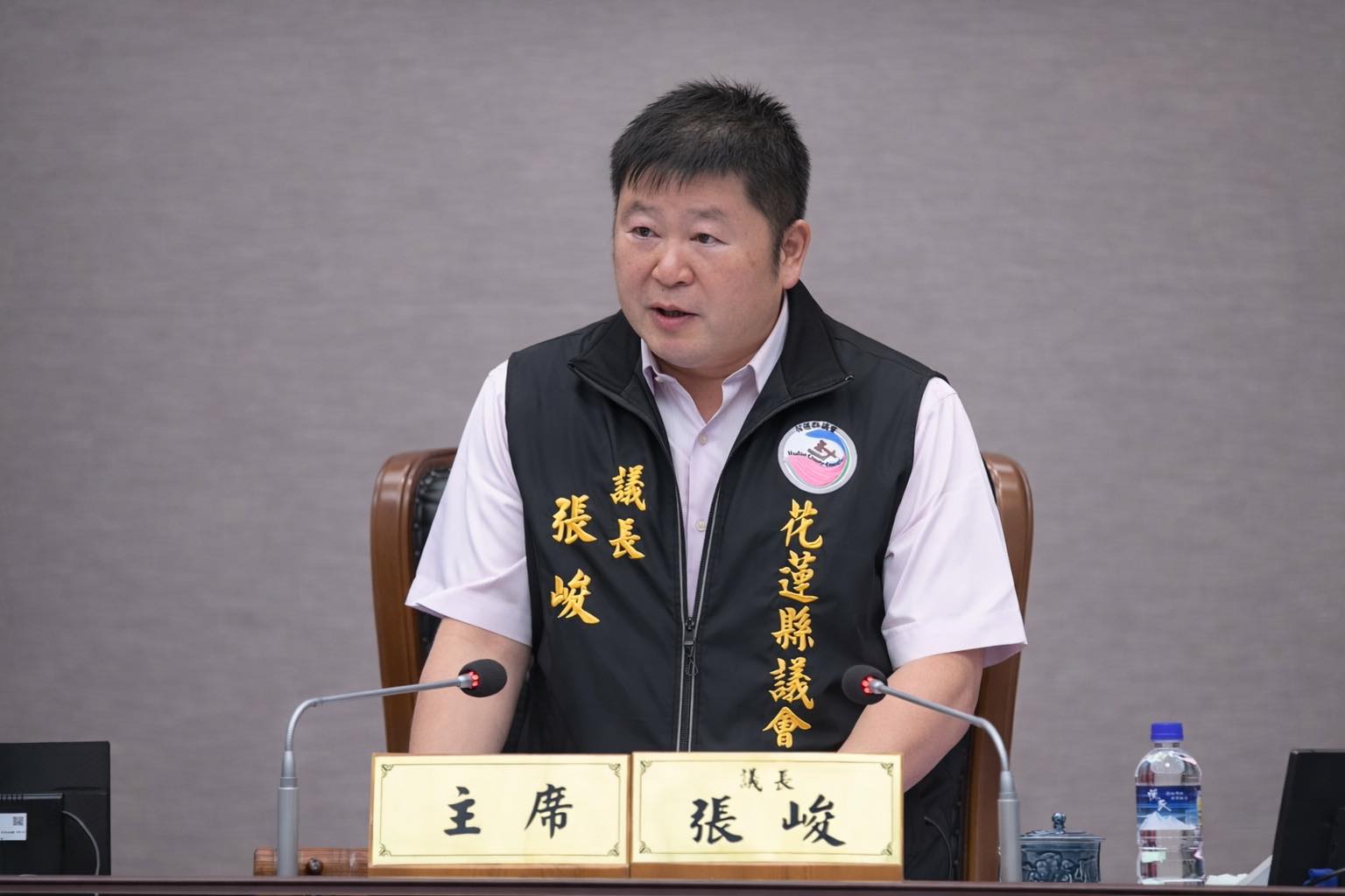 花蓮縣議會議長張峻今拋出震撼彈，宣布將參選花蓮縣長，「我參選，不是為了個人的政治位置，而是因為我深深感受到，花蓮需要真正的改變。」（翻攝自張峻臉書）