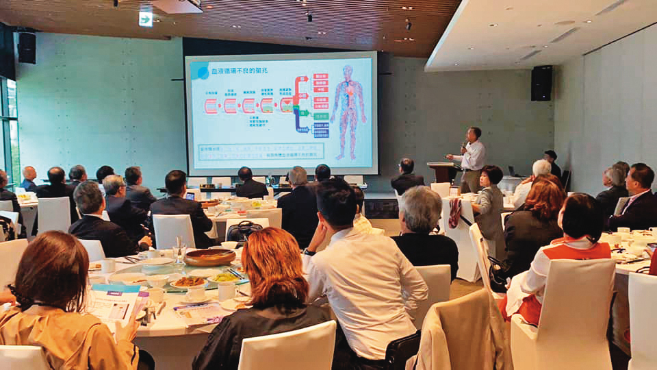 王新民時常舉辦講座，主題多和腦中風醫學有關。（翻攝六順診所臉書）