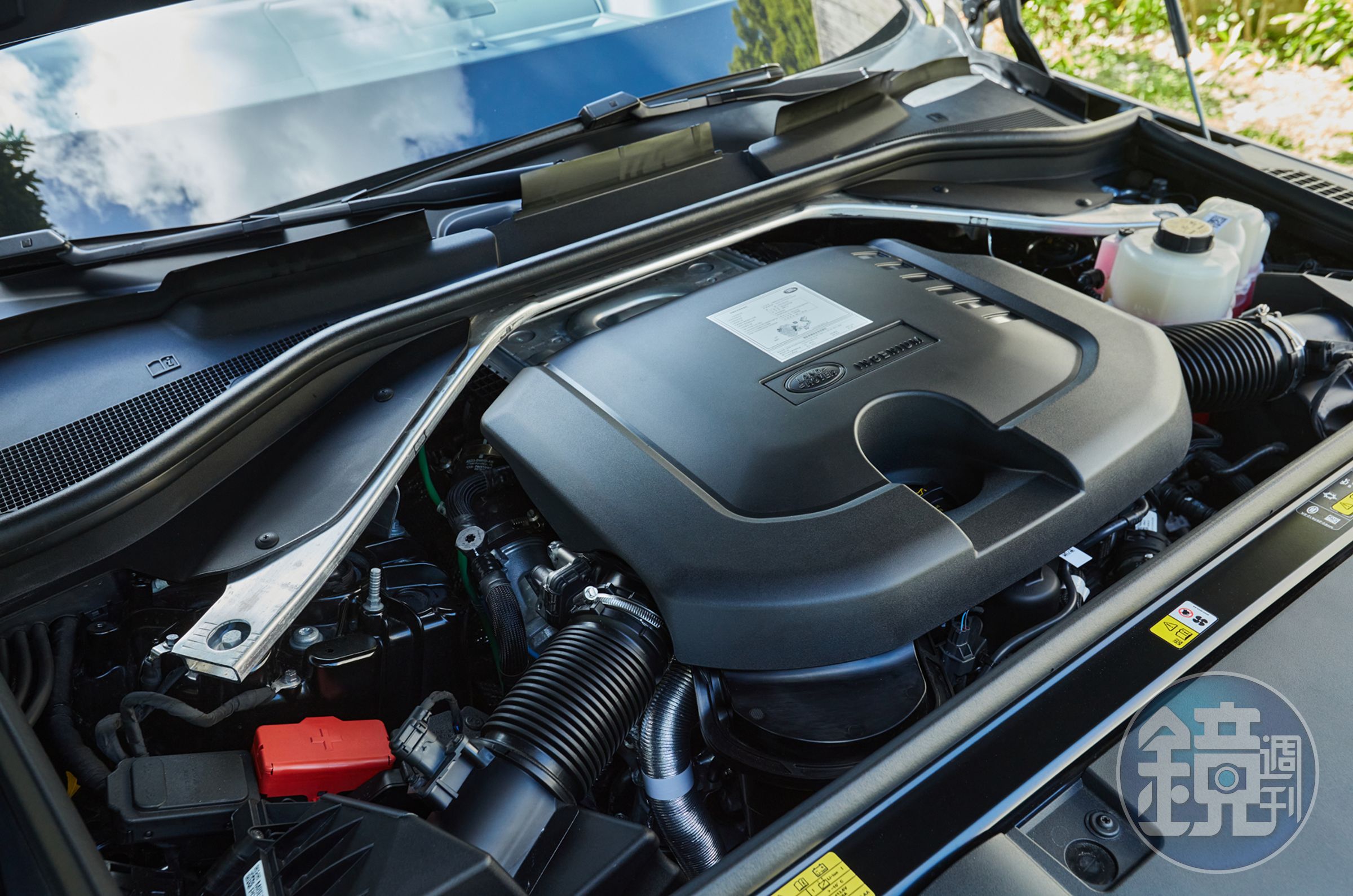 搭載Ingenium 3.0L MHEV 6 缸渦輪增壓柴油引擎，具備 300PS 與66.3kgm 最大馬/扭力輸出，搭配ZF八速手自排變速箱，0～100km/h 僅需6.6秒即可完成。