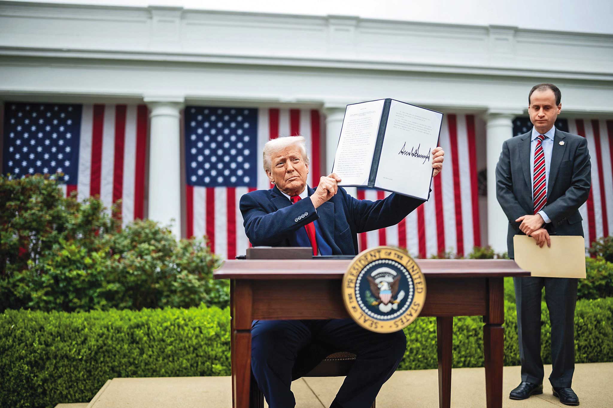 川普在白宮玫瑰花園舉行的記者會，讓全球股市震動。（翻攝The White House FB）