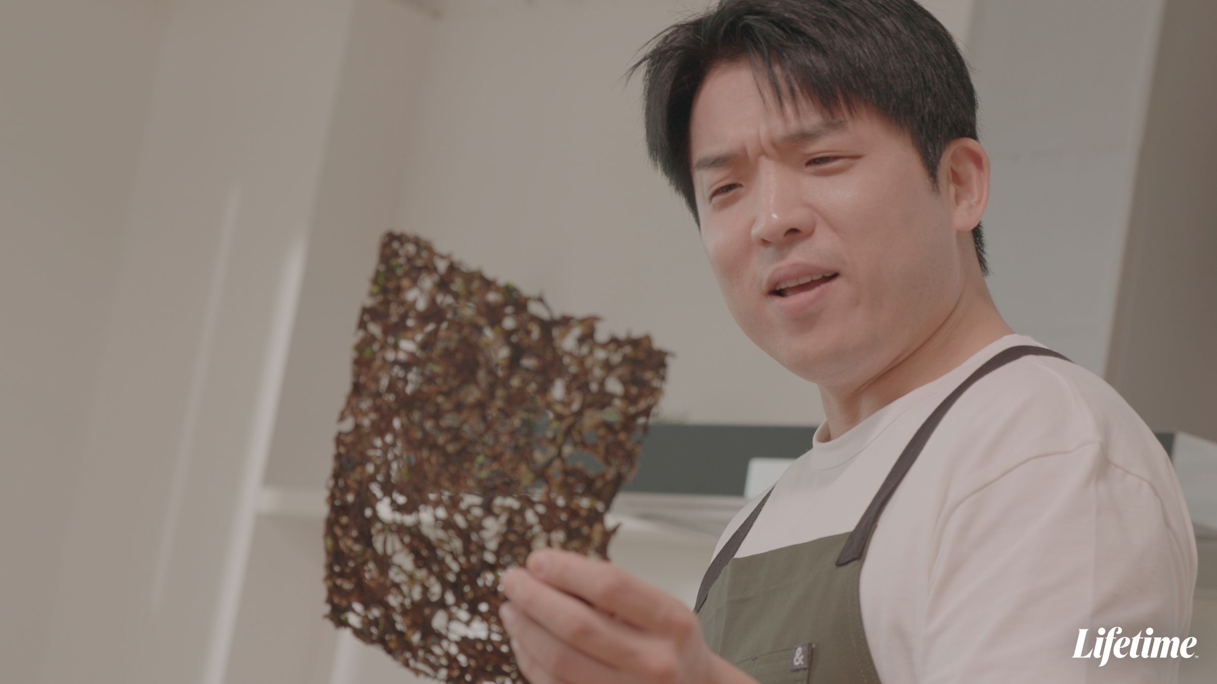 《黑白大廚》安成宰主廚帶領觀眾重新認識「韓式紫菜」。（杰德影音提供）