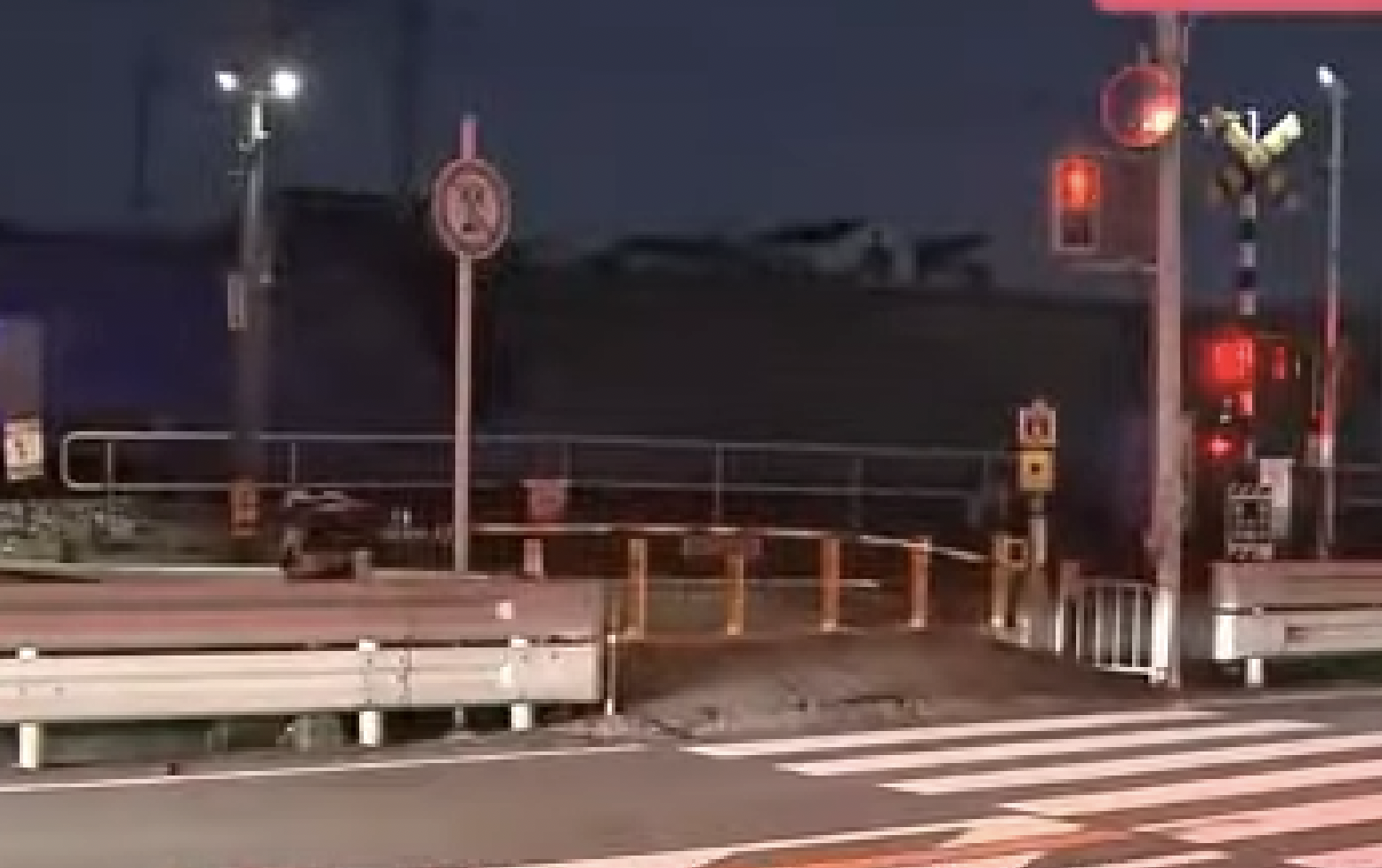 2名中國觀光客誤以為鐵軌內為安全區域，結果被快速行駛的電車撞死。（翻攝自KTV NEWS YouTube頻道）