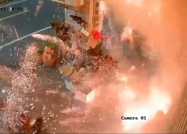 高雄大寮一棟民宅，今日凌晨遭人丟煙火炮，爆炸伴隨火光嚇壞住戶，警方到場採證，並鎖定特定對象展開追緝。（翻攝畫面）