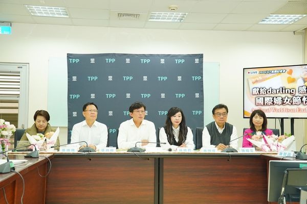 黃國昌今日證實,藍白黨團碰過面,並討論出7大有交集的優先法案,包含《國定假日法》草案、居住正義、《刑事訴訟法》修法等。(民眾黨提供)