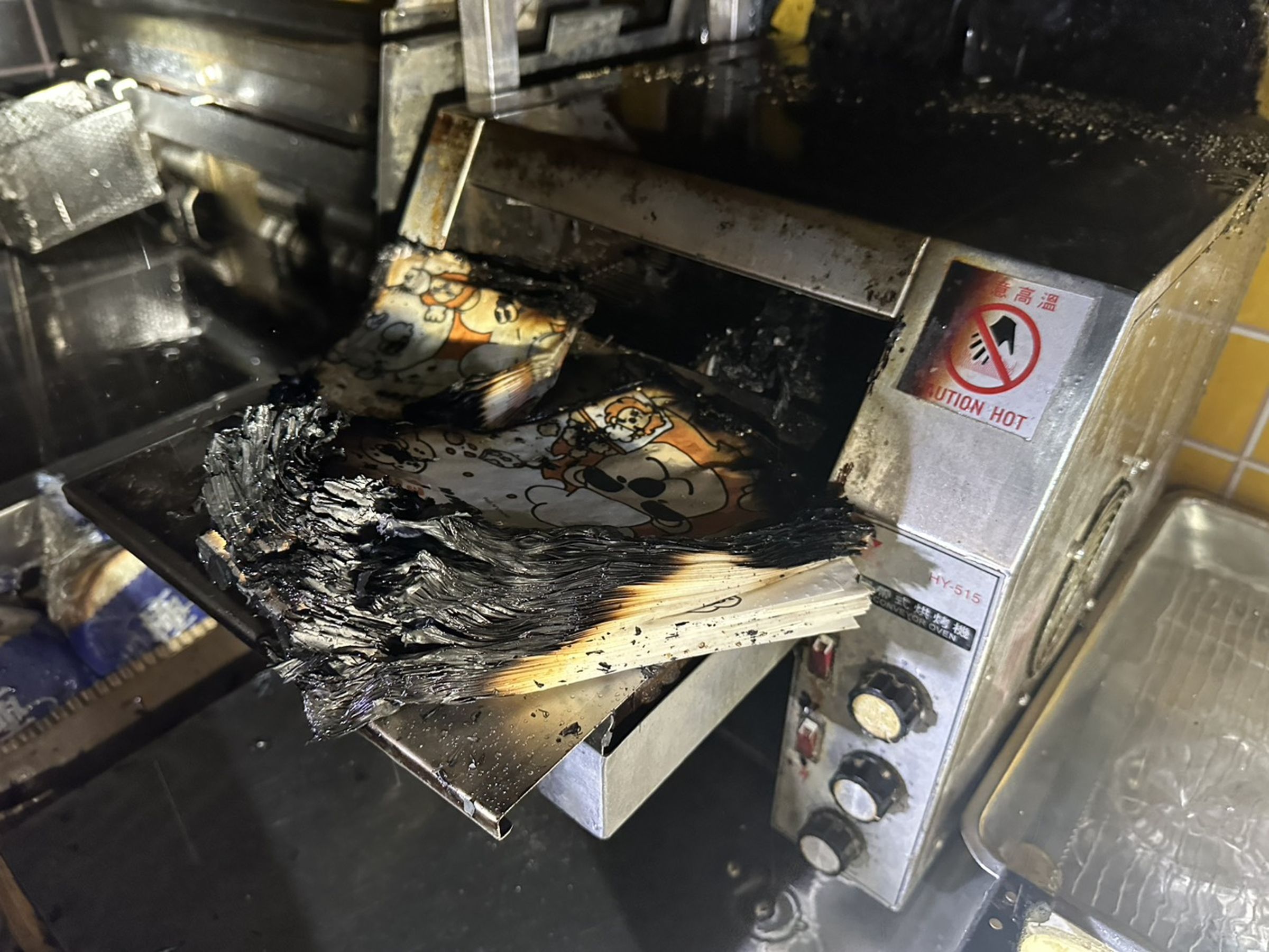桃園火車站2樓店家廚房失火,所幸無人傷亡。(翻攝畫面)