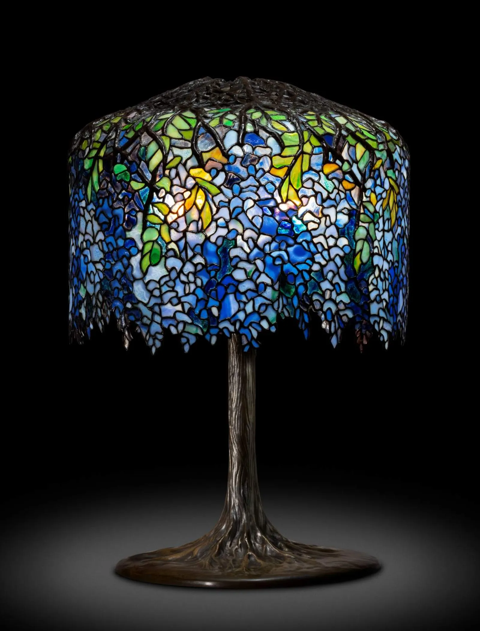 TIFFANY & CO. 創辦人之子 Louis Comfort Tiffany以「銅箔彩色玻璃鑲嵌工藝」製作的「紫藤」桌燈，是新藝術風格最具代表性的作品。