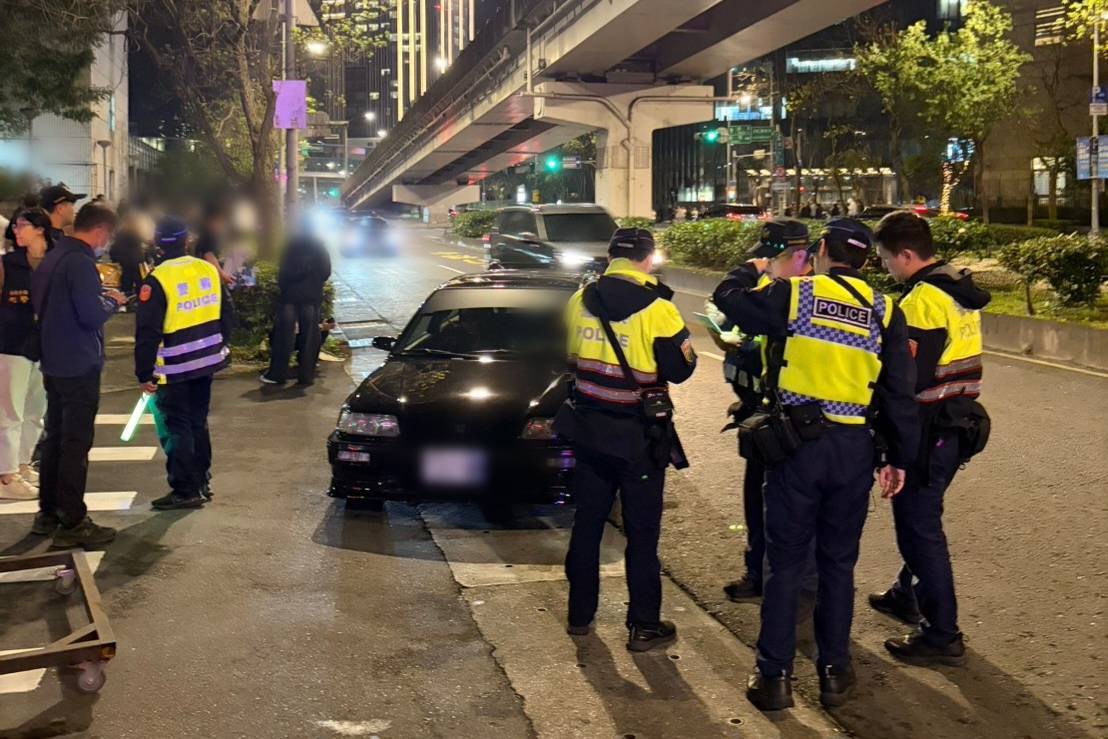 針對南港千人車聚滋擾事件,轄區南港分局警方到場執法,取締違規車輛。(翻攝畫面)