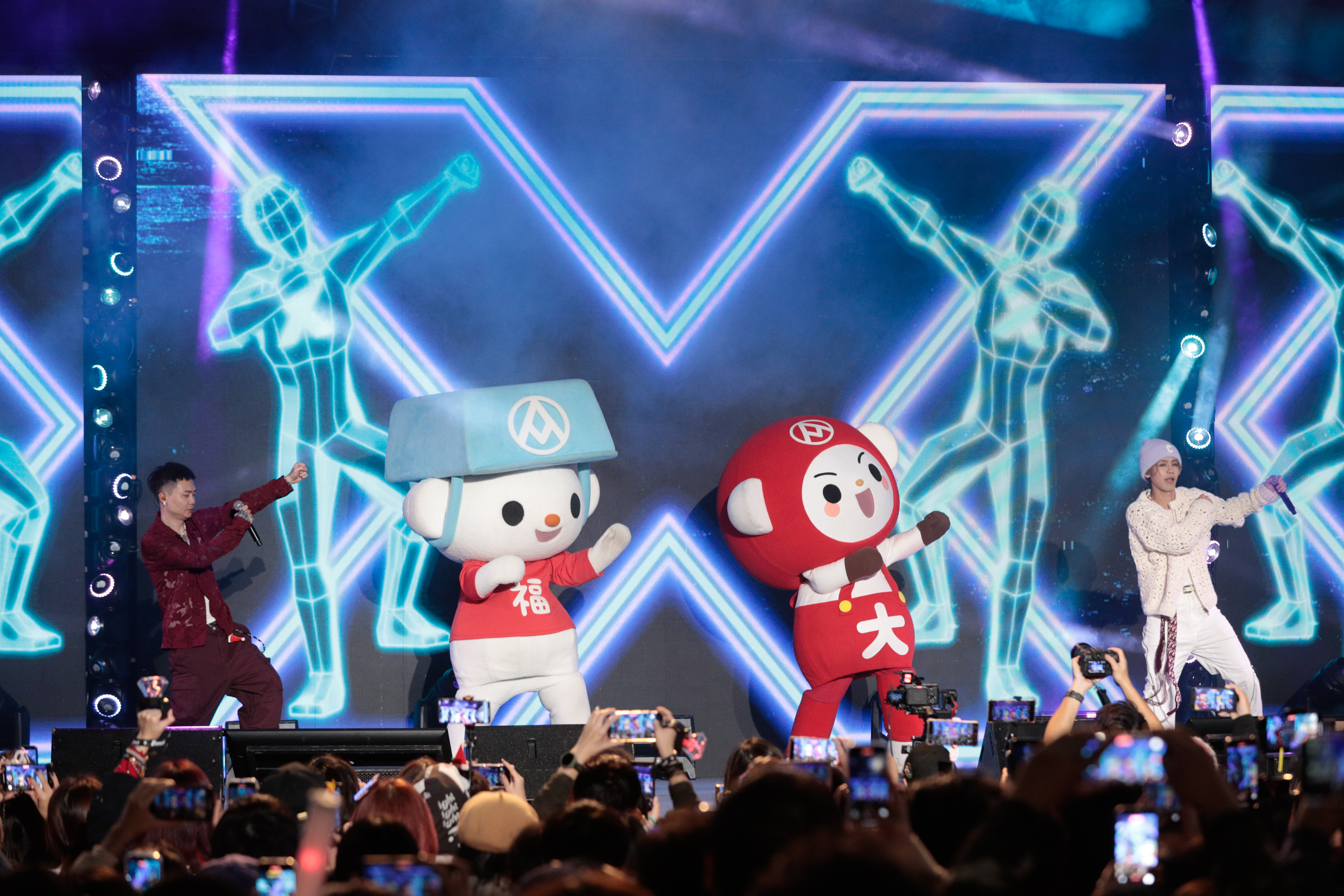 GX 鼓鼓（右）與蕭秉治（左）與福利熊、大全熊在《HOHOHO！唱響平安夜》公益演唱會與全場跳射手舞。
