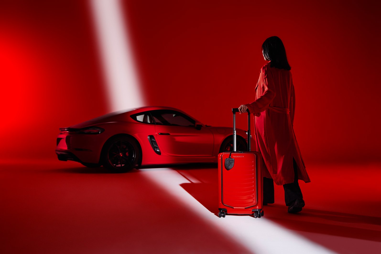 【焦點訊息】行李箱界的「911」？ Porsche Design Roadster 顛覆你的旅行體驗！