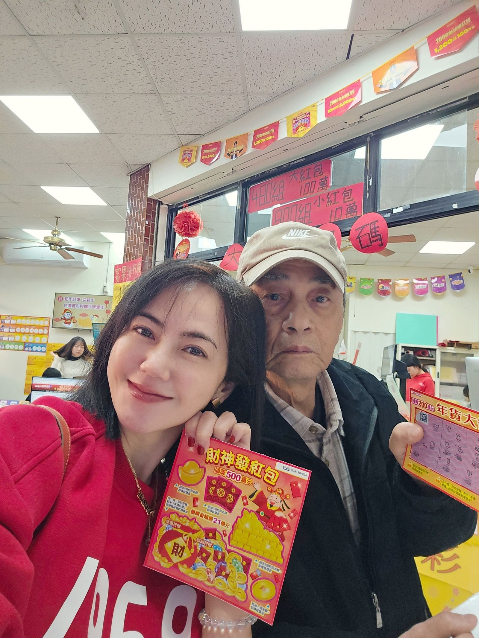 簡沛恩從小由外公（右）帶大。（翻攝臉書）