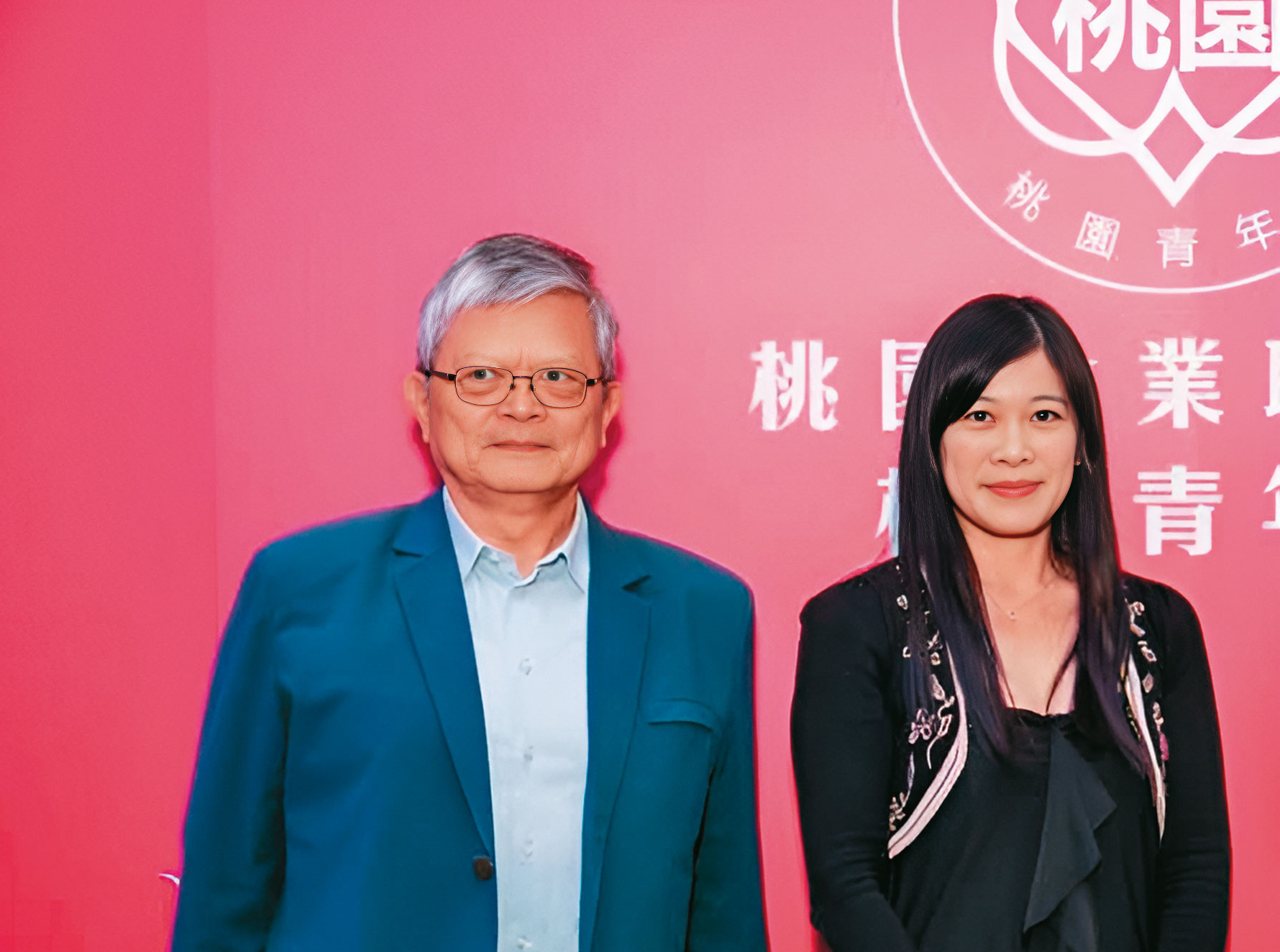 加百裕董事長黃世明(左)的獨生女黃靖容(右),爆出與下屬不倫挨告的醜聞。(翻攝桃園青年會官網)