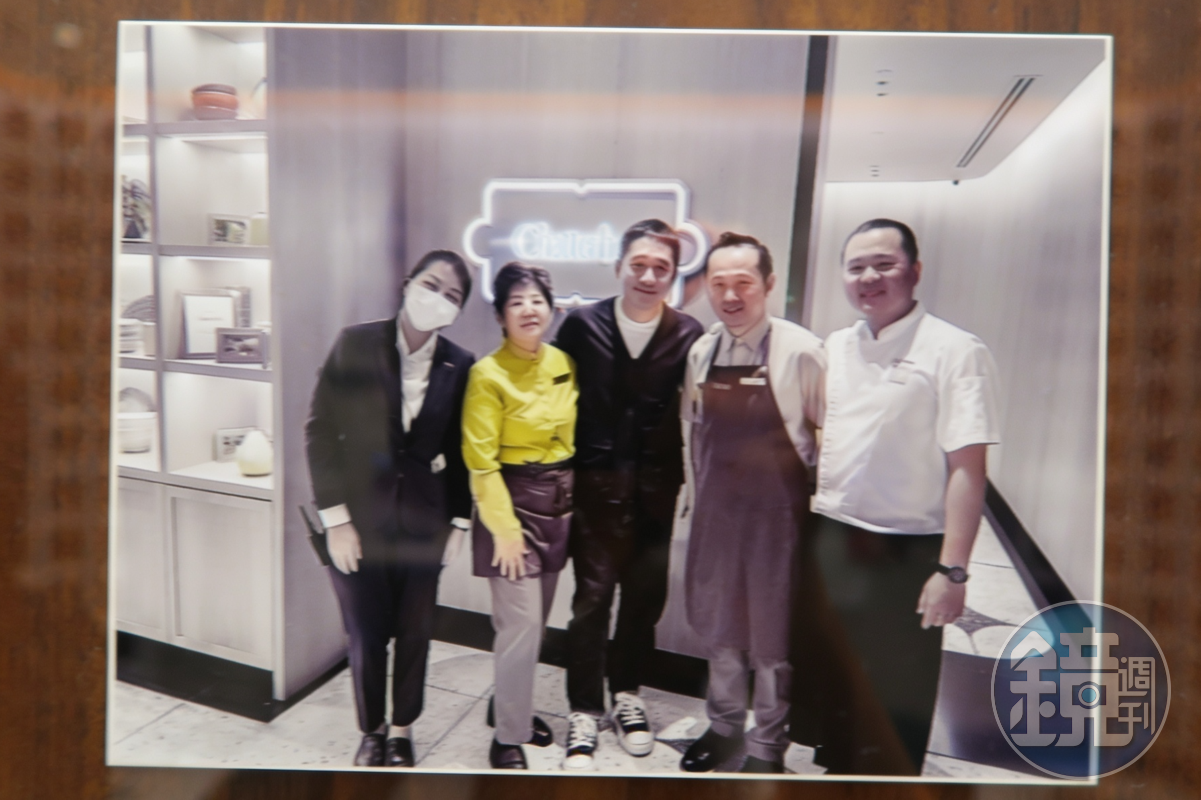 香港演員梁朝偉（中）到新加坡時也來Chatterbox吃過雞飯。