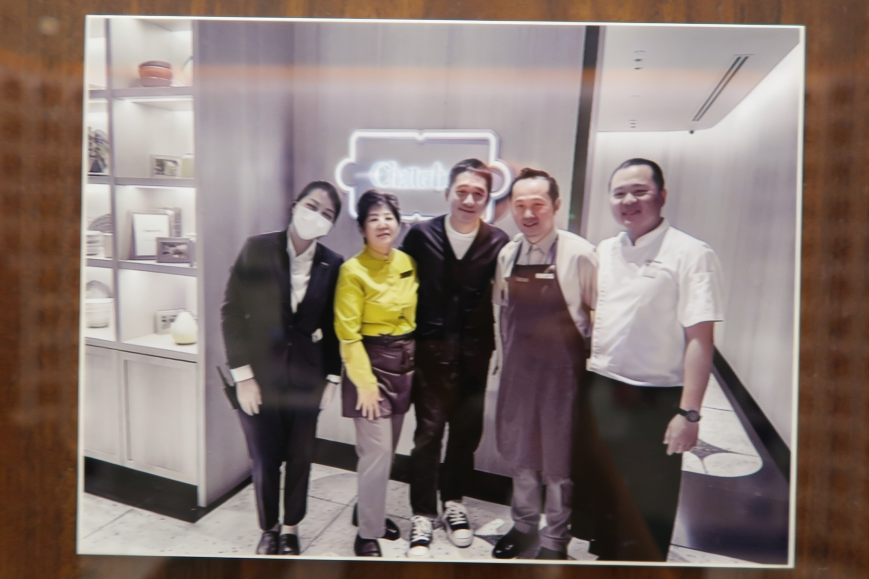 香港演員梁朝偉（中）到新加坡時也來Chatterbox吃過雞飯。