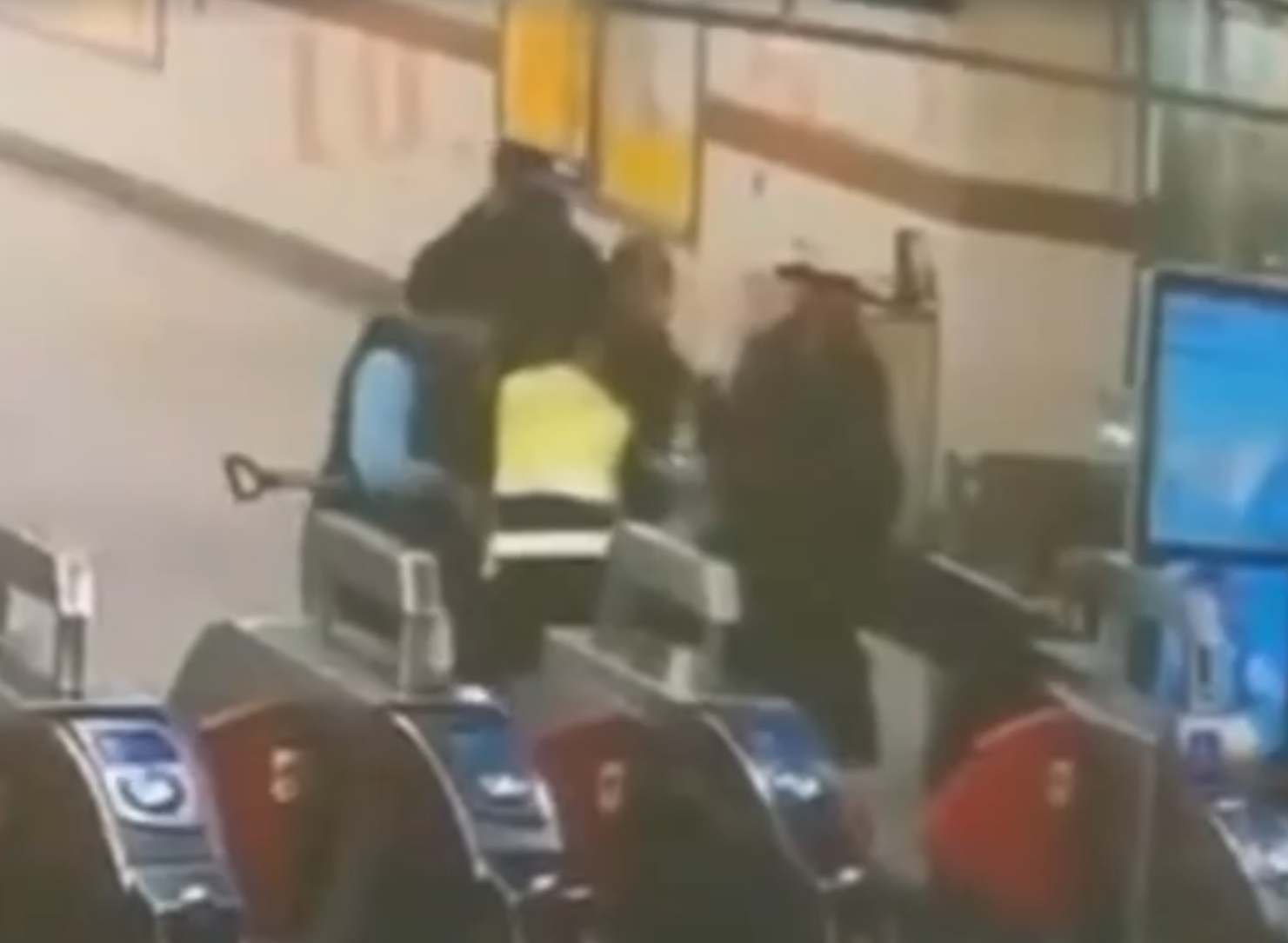 一名醉男今日下午在捷運大直站內吼叫，站長利用噴辣椒水與保全出動鋼叉合力將他制伏。（翻攝畫面）