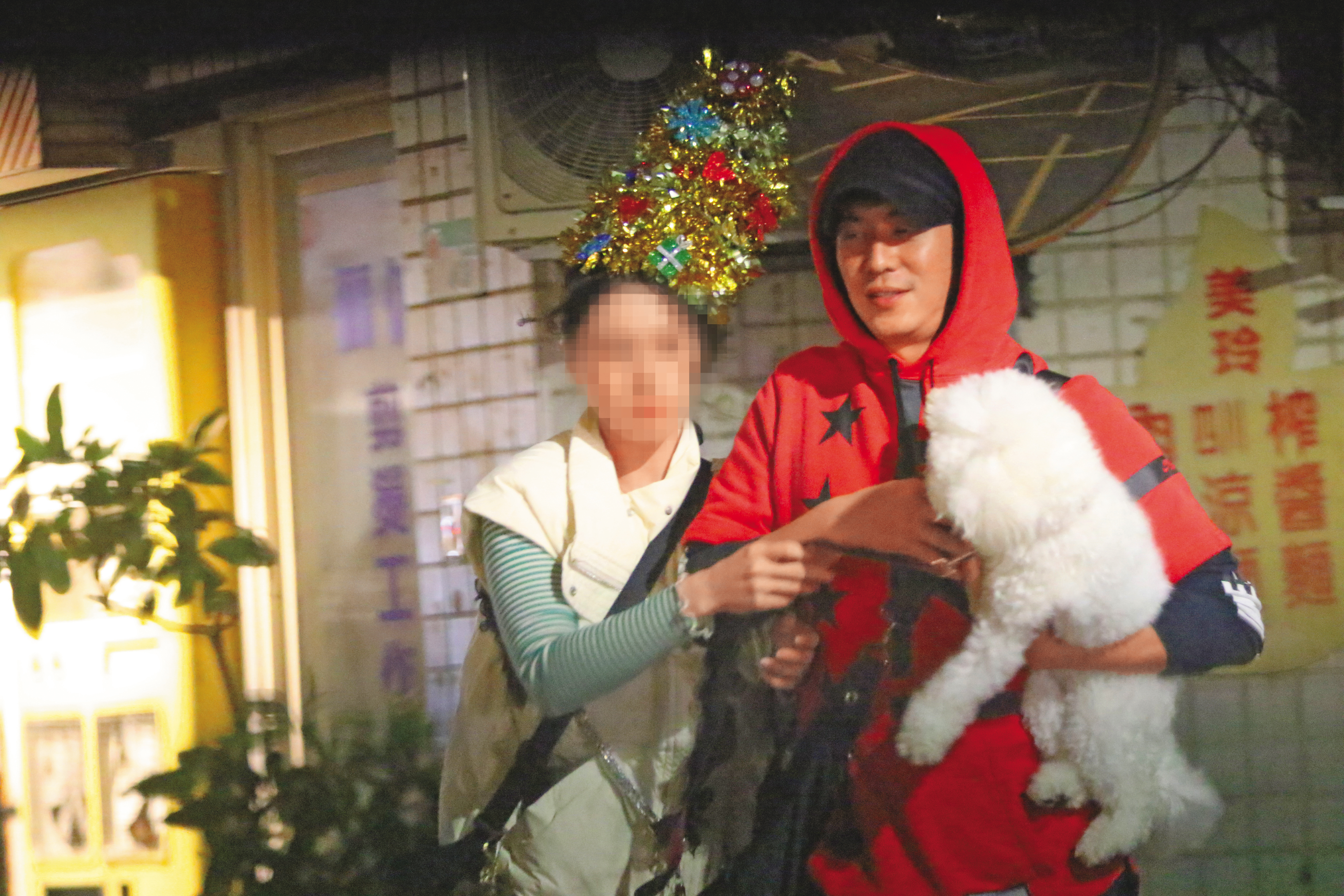 12/24 18：33 陳楚河（右）和一票哥兒們聚會結束後，女友（左）戴著充滿耶誕氣息的裝飾來會合。