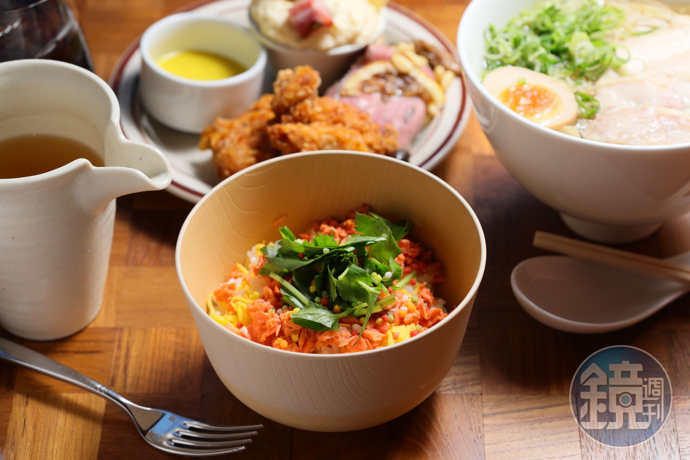 餐廳「Cafeteria」供應熱食至晚上11點,即使玩到迪士尼閉園才返回飯店也有熱騰騰的食物可以享用。(「彩色鮭魚茶泡飯」1,500日圓/份,約NT$313)