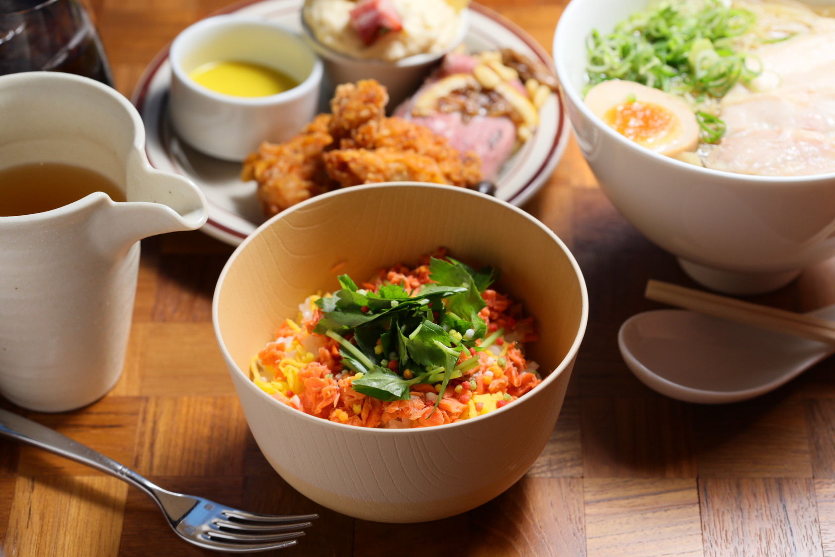 餐廳「Cafeteria」供應熱食至晚上11點，即使玩到迪士尼閉園才返回飯店也有熱騰騰的食物可以享用。（「彩色鮭魚茶泡飯」1,500日圓／份，約NT$313）