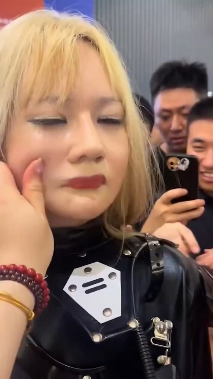 真人模特兒被民眾當成機器人亂摸。（翻自X平台）