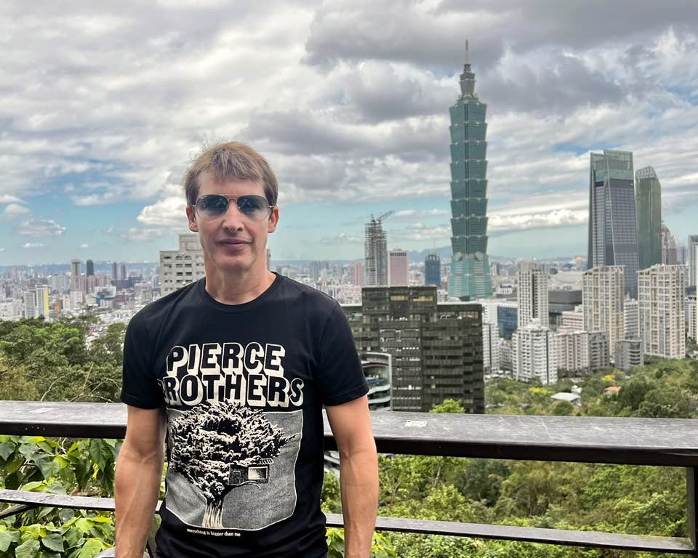 英國歌手「上尉詩人」詹姆仕布朗特(James Blunt)開唱前爬象山,與台北101合照超有創意。(翻攝James Blunt INS)