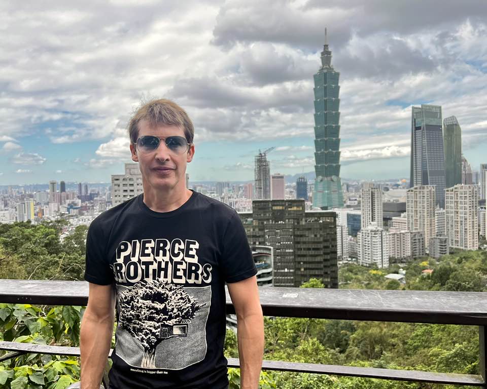 英國歌手「上尉詩人」詹姆仕布朗特（James Blunt）開唱前爬象山，與台北101合照超有創意。（翻攝James Blunt INS）