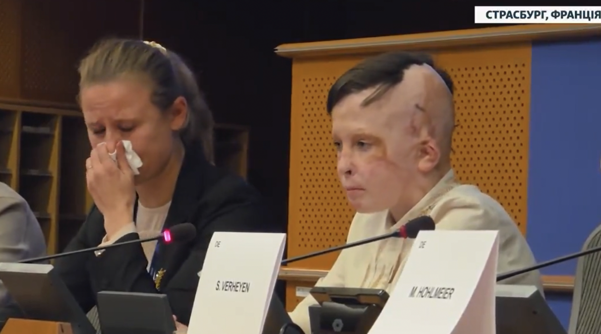 11歲烏克蘭男童羅曼（右）在歐洲議會淚訴母親遭俄軍轟炸身亡的悲痛經歷，回憶最後一次摸到媽媽頭髮與她道別的動人瞬間，連口譯員（左）也淚崩。（翻攝自X@nexta_tv）