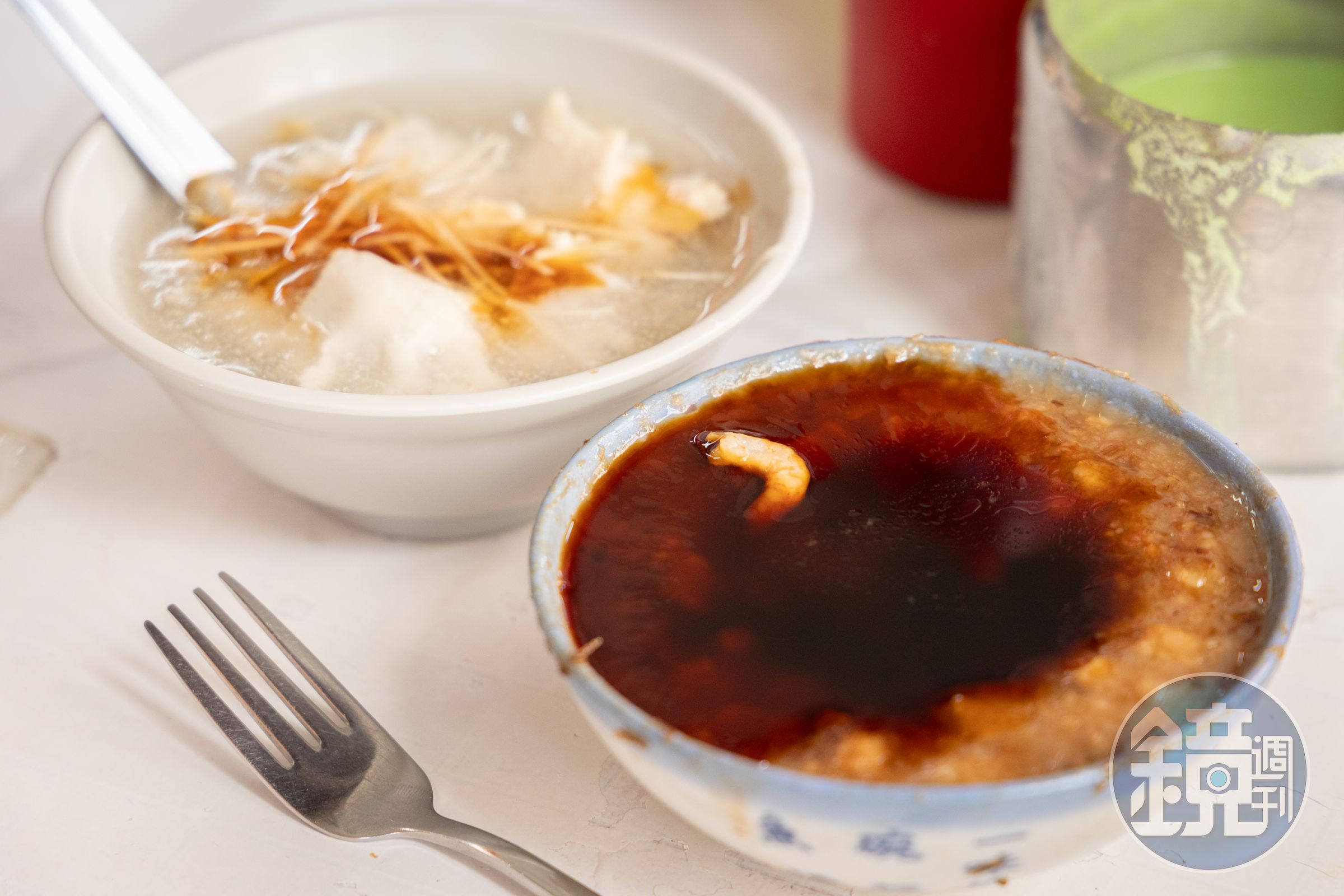好料全部隱藏在底下的「碗粿」（前），一定要配一碗虱目魚做的「魚羹」（後）。（皆40元／份）