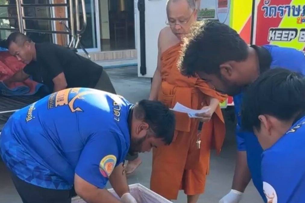 阿嬤火化前「奇蹟睜眼」，甚至在棺材內不斷扭動身體並發出敲擊聲，真得嚇死人。（翻攝自khaosod）