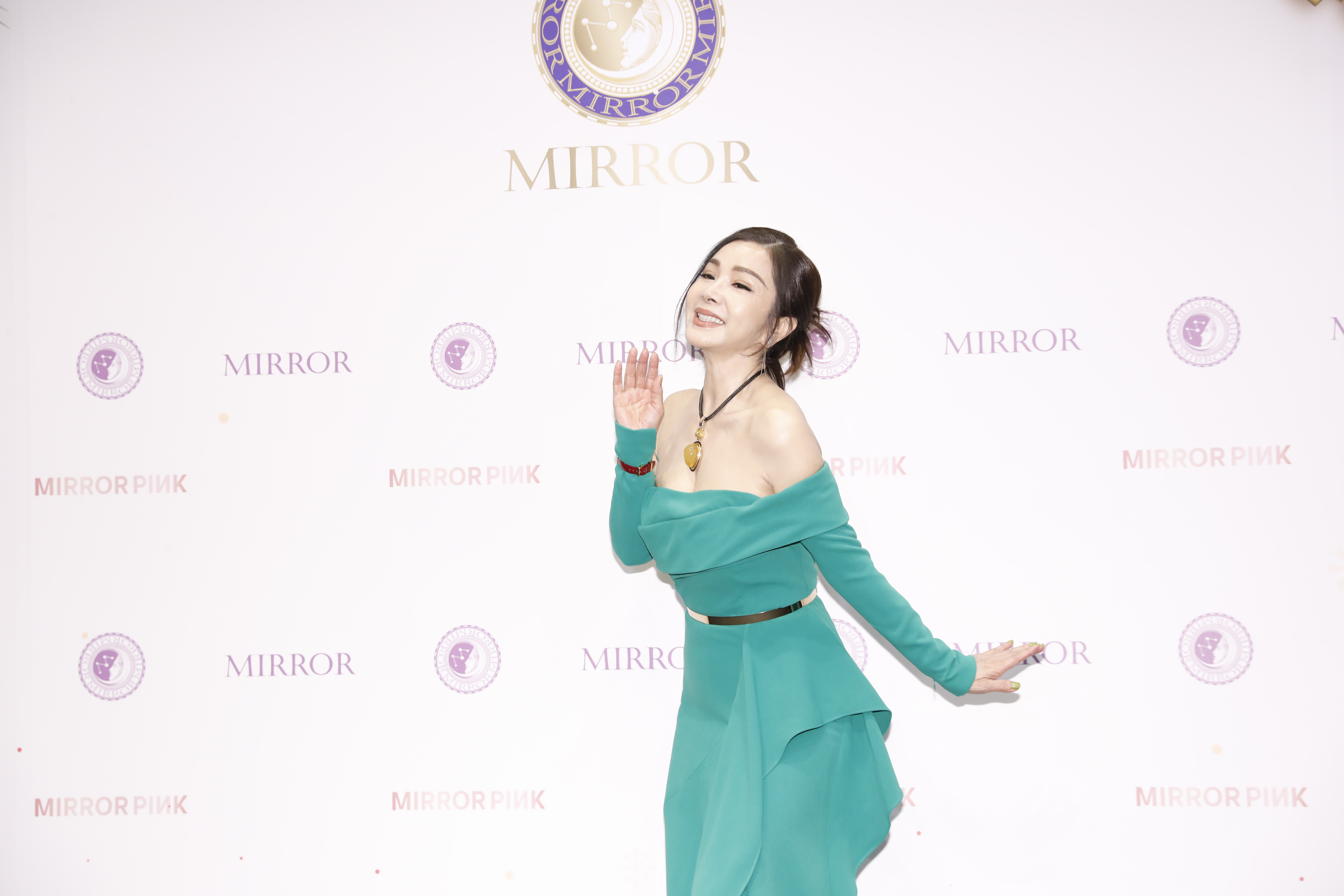 陳美鳳盛裝出席代言皇宣緣記者會。