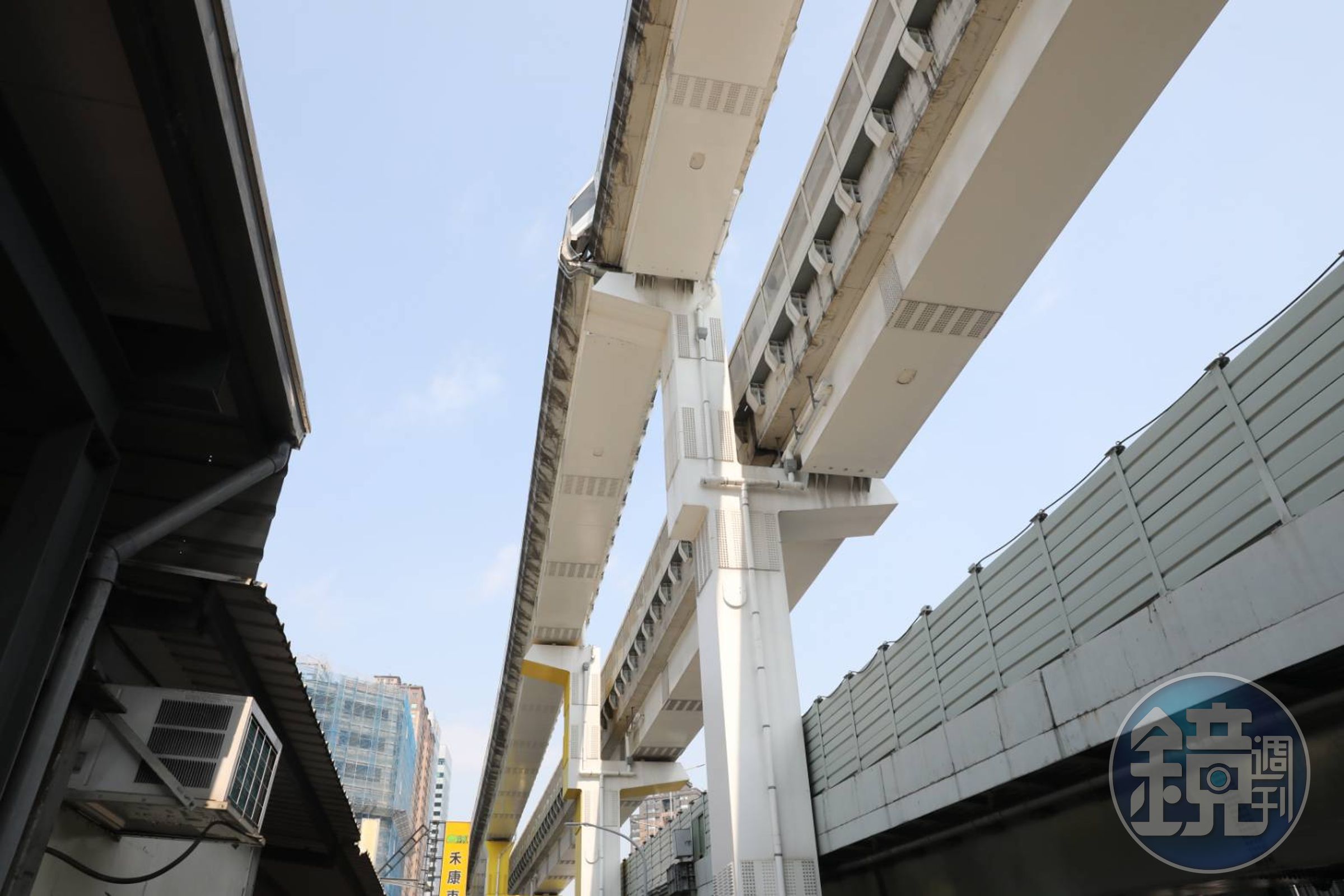 全台今天上午發生有感地震，捷運環狀線疑似發生錯位，新北捷運公司回應，這裡本來就採偏心柱的設計。