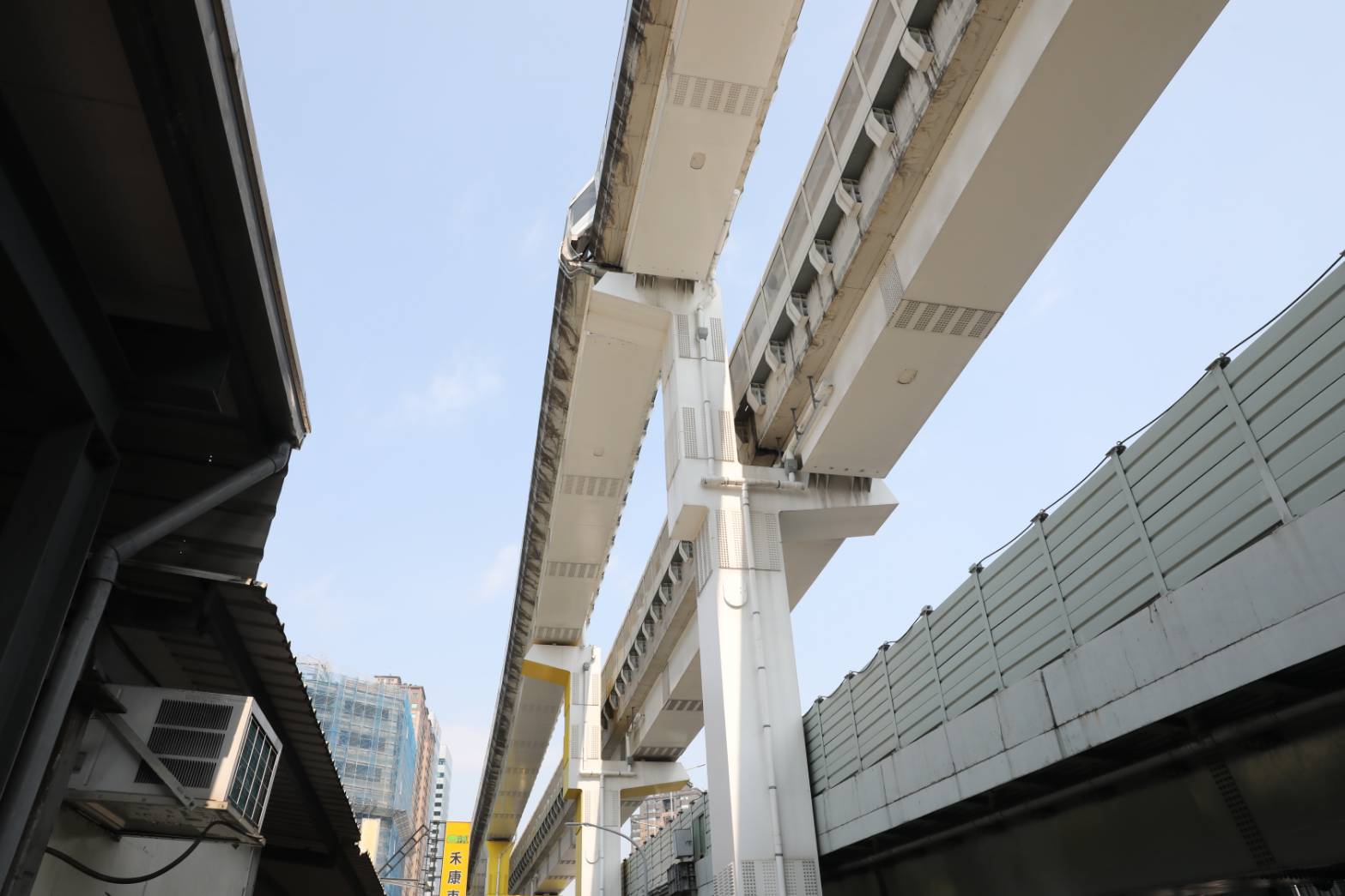 全台今天上午發生有感地震,捷運環狀線疑似發生錯位,新北捷運公司回應,這裡本來就採偏心柱的設計。