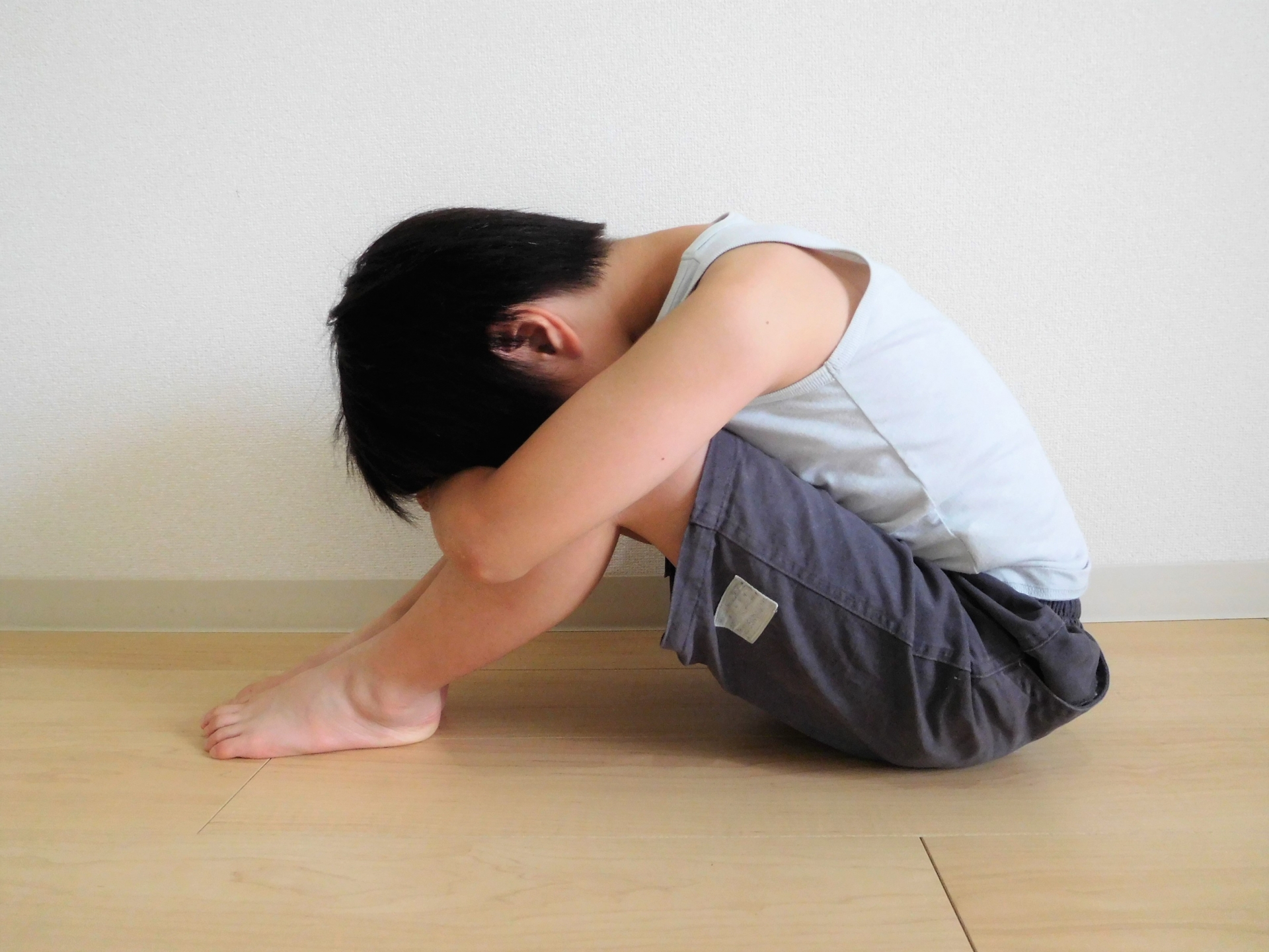 蘇一峰自爆國小時曾遭霸凌，被班上惡霸勒脖、揍肚子。（示意圖，photoAC）