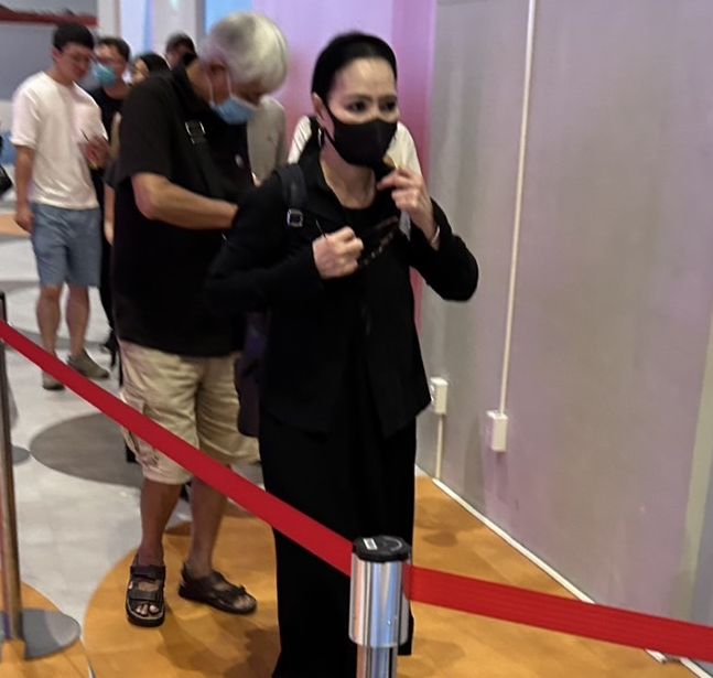 潘越雲出席金曲獎後隔天被目擊現身新店裕隆城威秀看電影。（讀者提供）