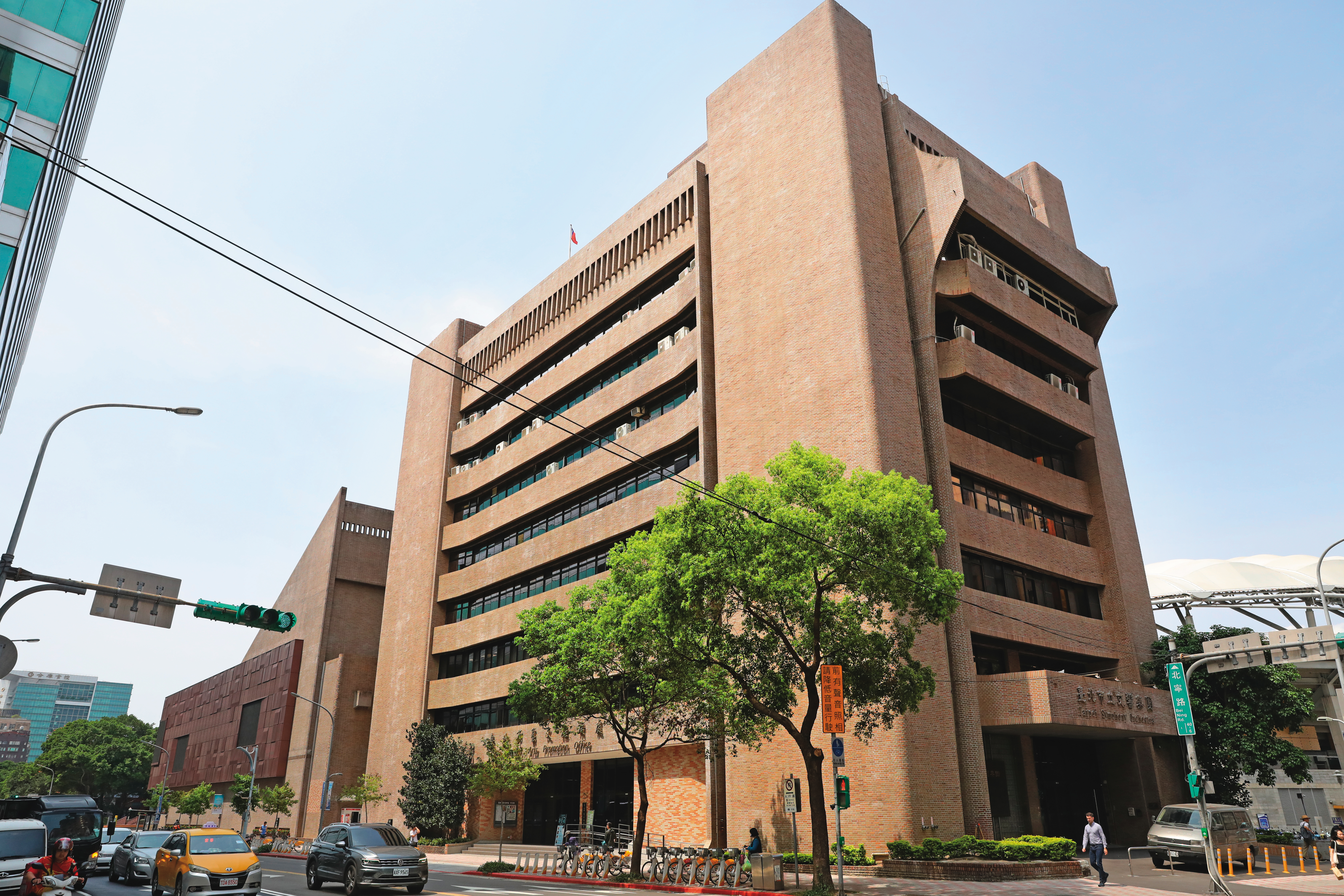 台北市藝文大樓進行整修改裝，卻爆出官員涉嫌自肥、圖利廠商。