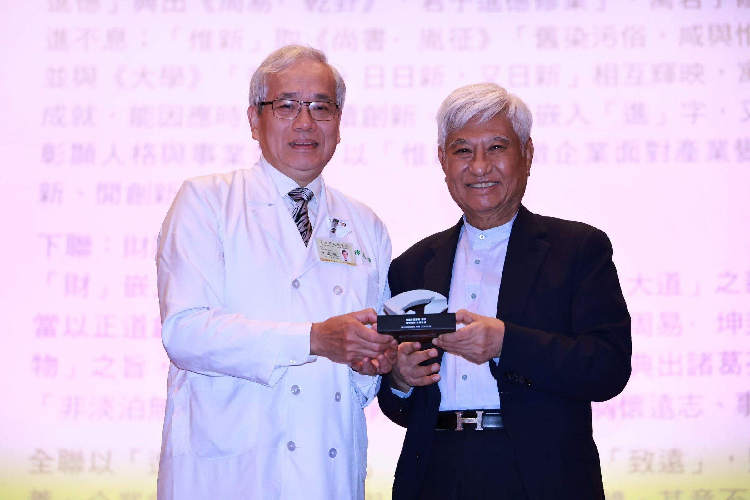 穩懋半導體董事長陳進財到北榮演講。（臺北榮民總醫院提供）