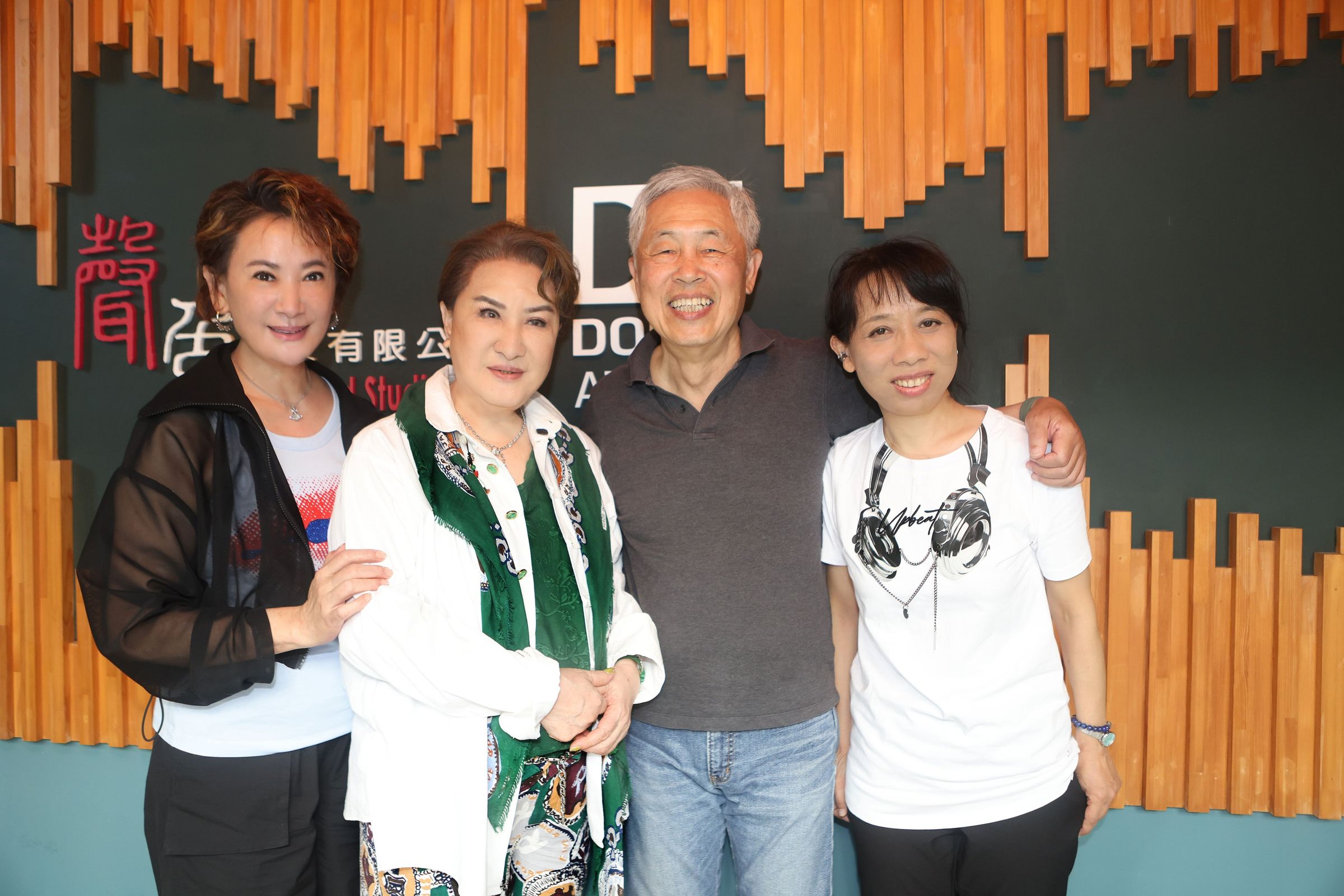 楊麗花(左二)為紀錄片配音，與杜篤之(右二)、導演曾文珍(右一)顧問陳亞蘭(左一)合影。（公視提供 陳慶昇攝影）