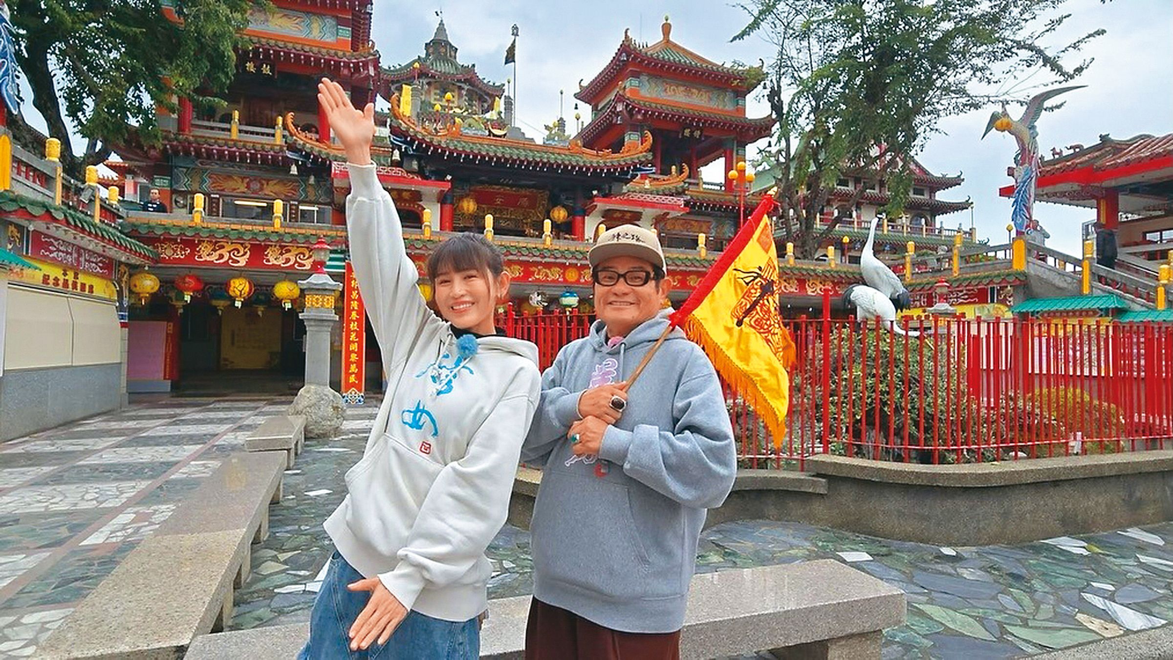 鄭仲茵（左）一年前和許效舜（右）搭檔主持《神之路》，但因沒有實境秀的經驗常被嫌笨。（翻攝自鄭仲茵IG）
