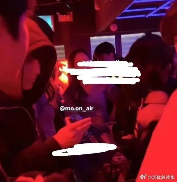 文泰一過去曾被網友拍到腳受傷也去夜店玩樂。（網路圖片）